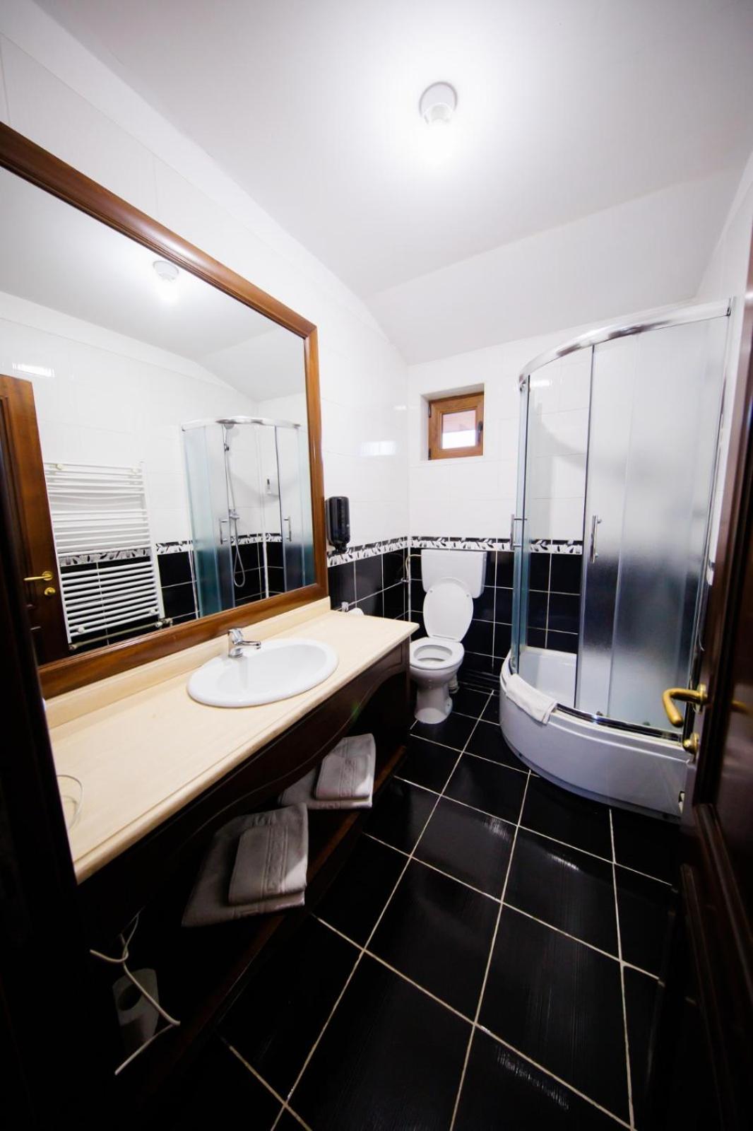 Budget Double Room - Photo 16