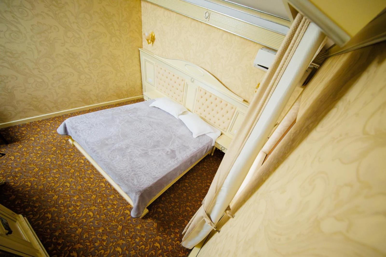 Budget Double Room - Photo 9