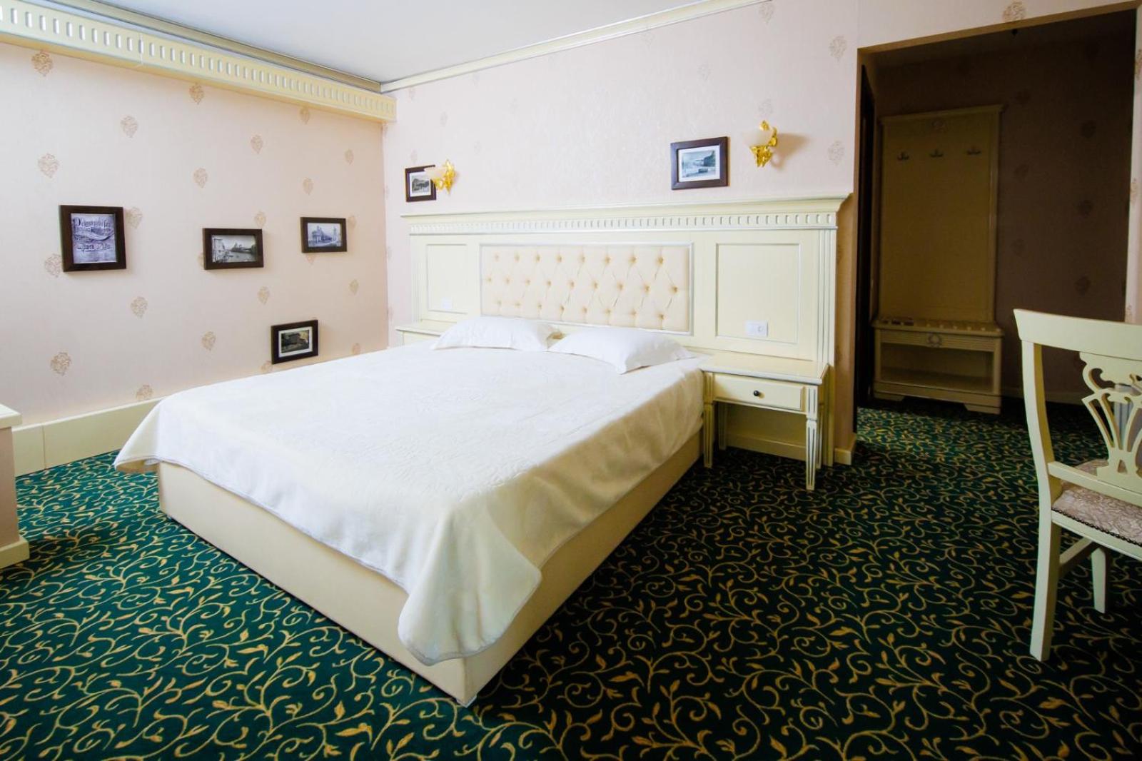Budget Double Room - Photo 10