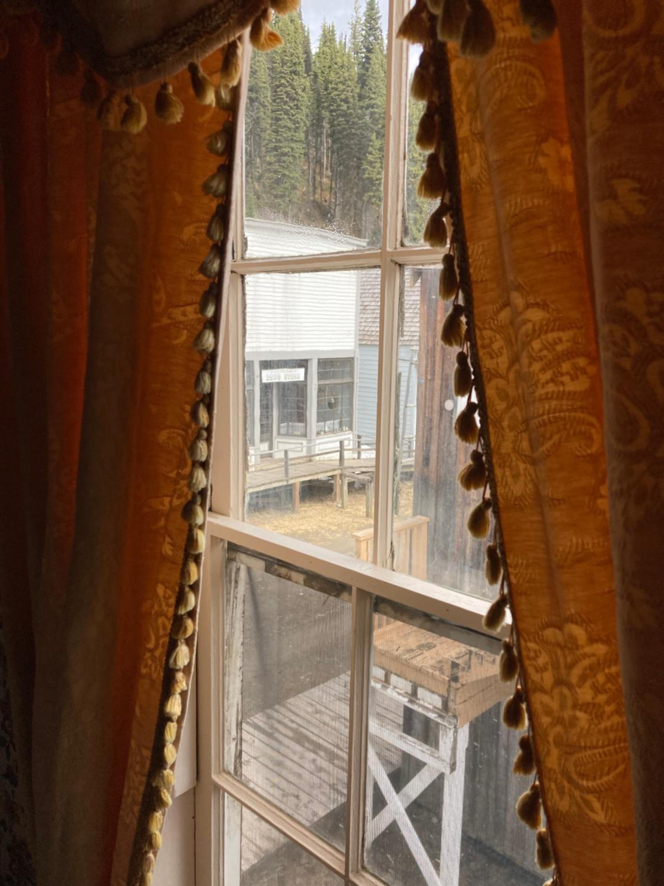 Queen Room with Shared Bathroom photo 2