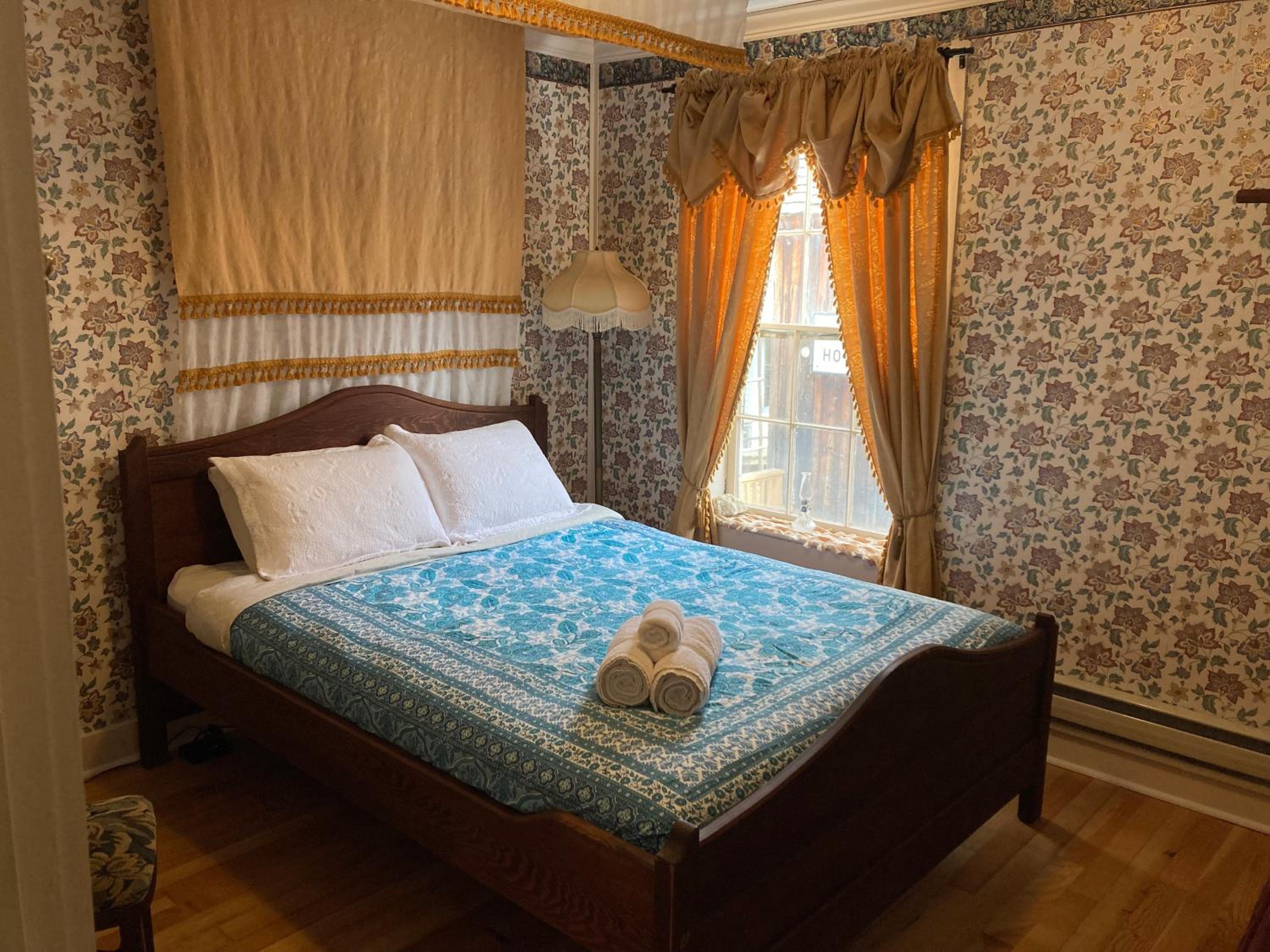 Queen Room with Shared Bathroom photo 1