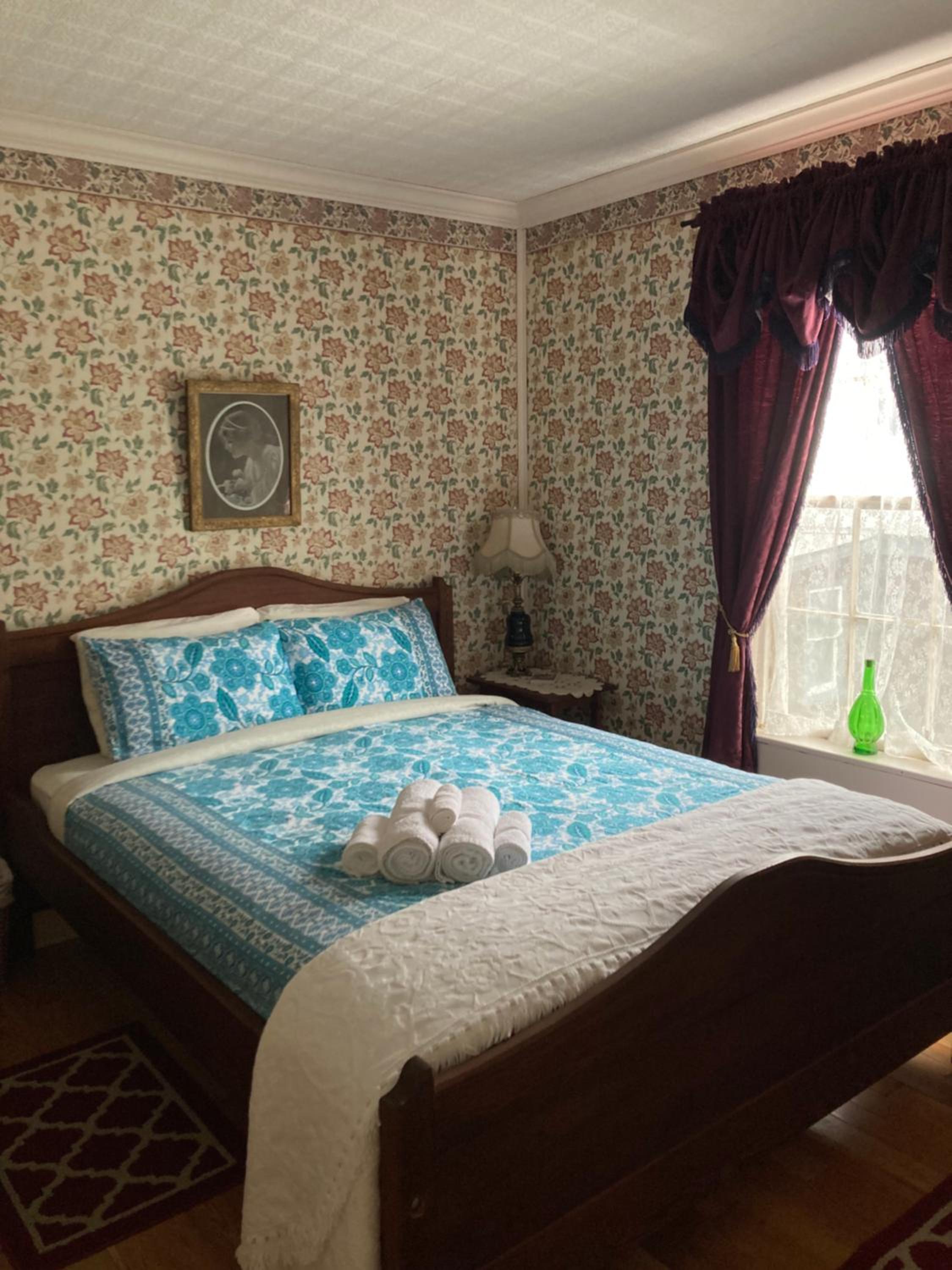 Queen Room with Shared Bathroom photo 1