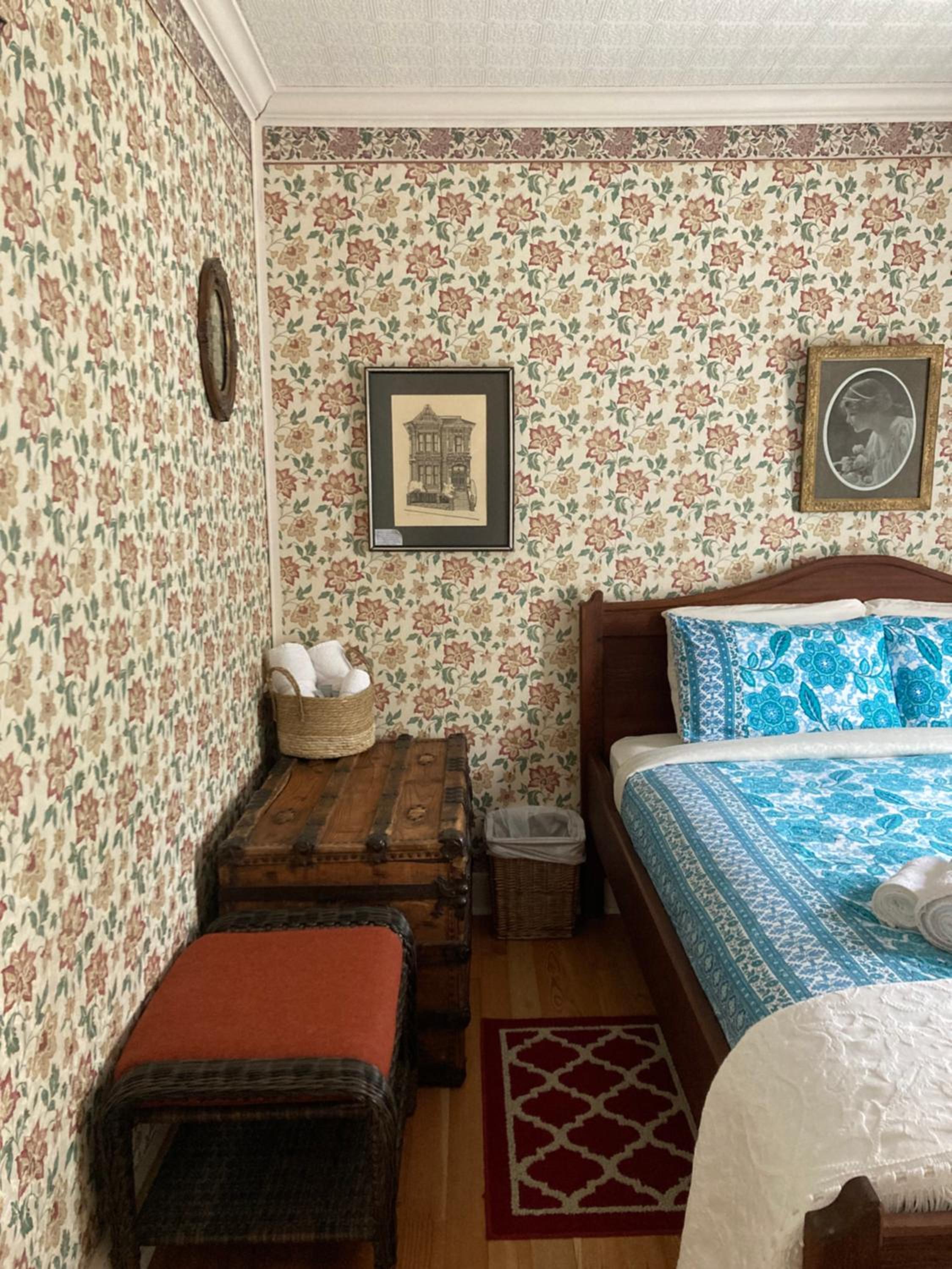 Queen Room with Shared Bathroom photo 2