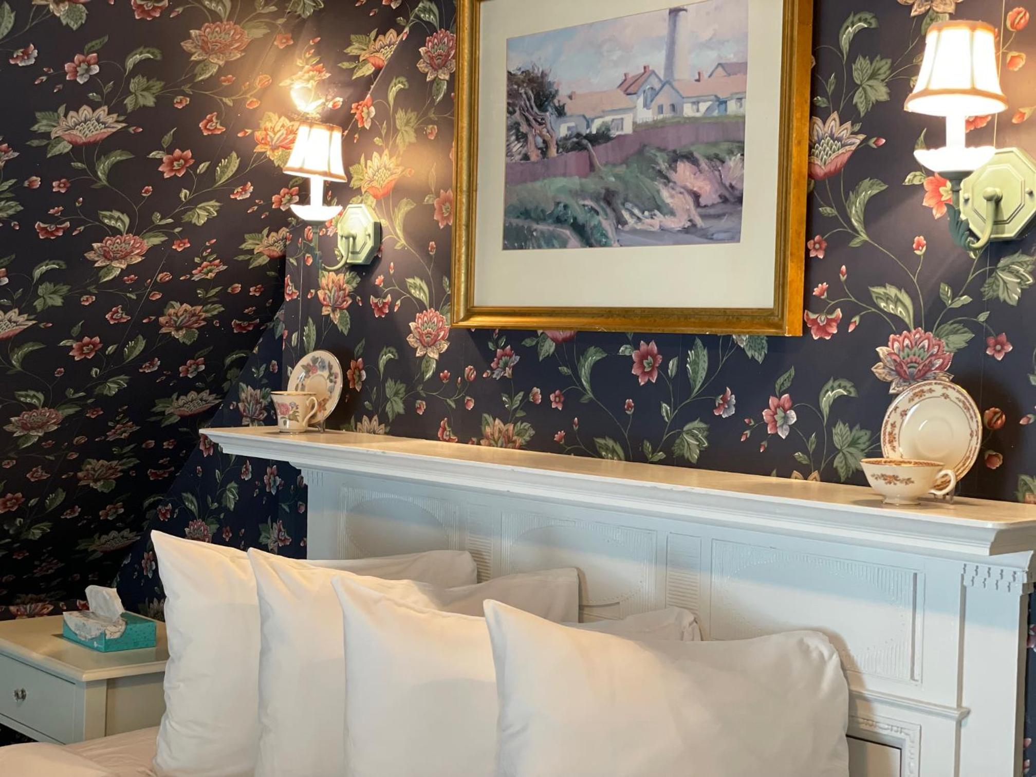 Queen Room photo 2