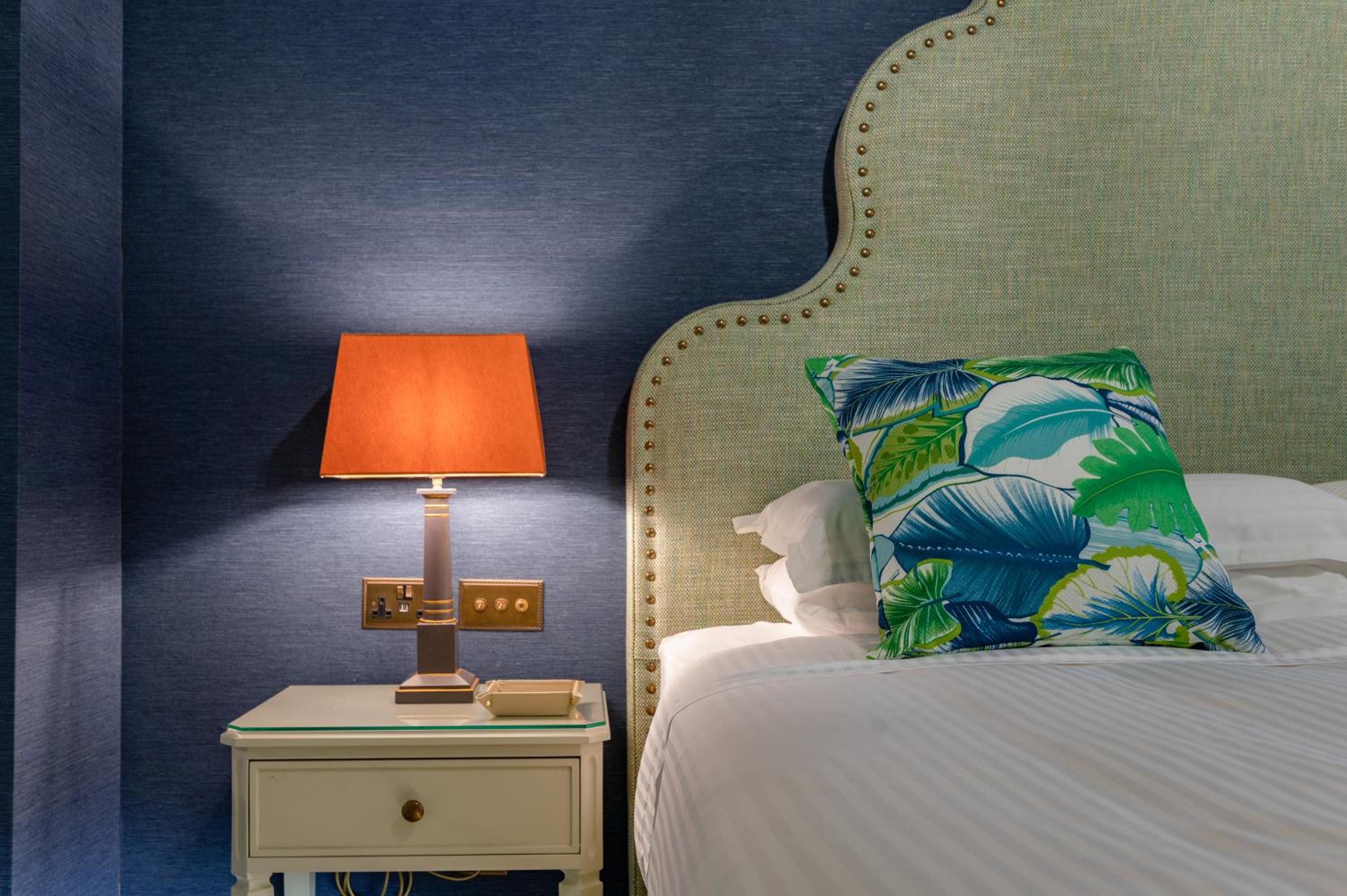 Executive Suite - Photo 2