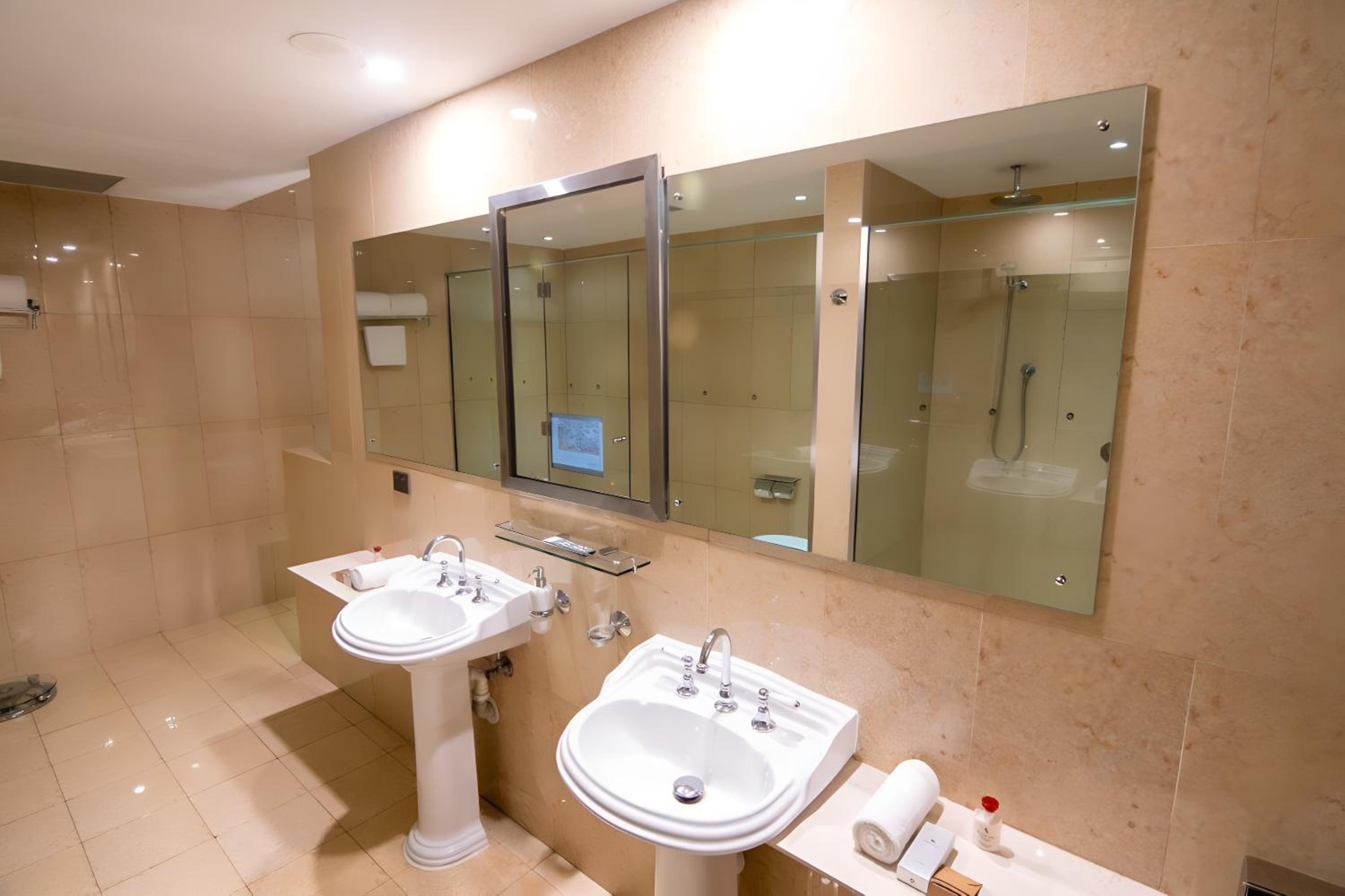 Dakota Wing Suite - Photo 3