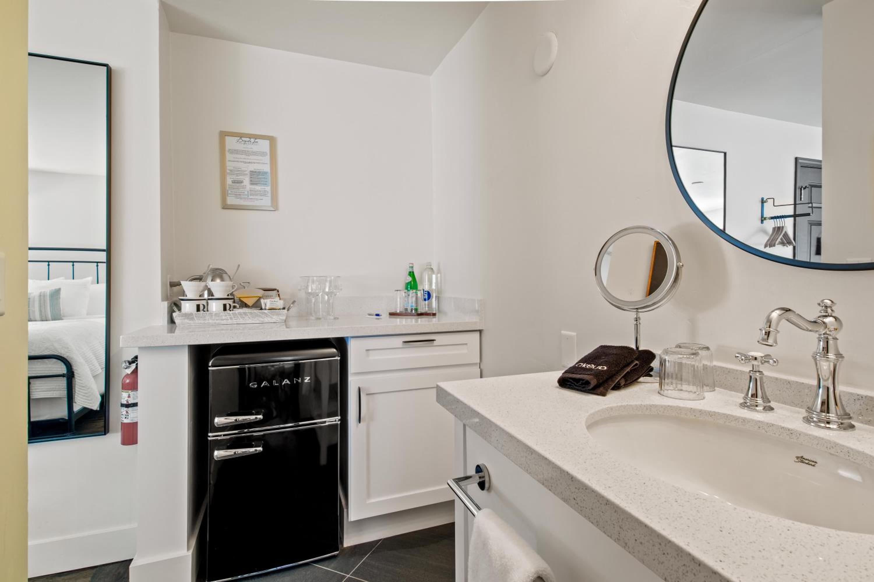 Standard King Room - Photo 7