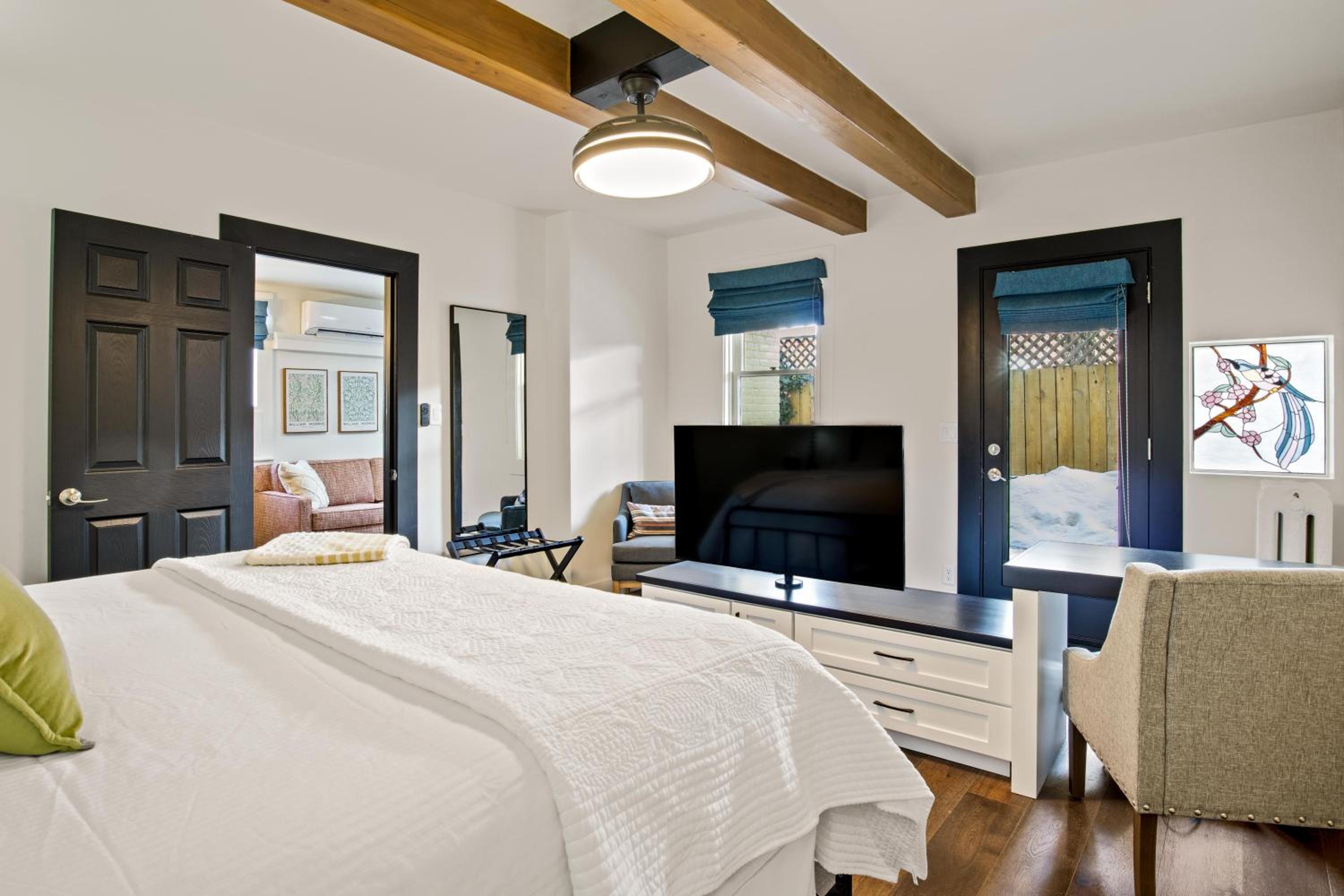 Deluxe King Suite - Photo 6