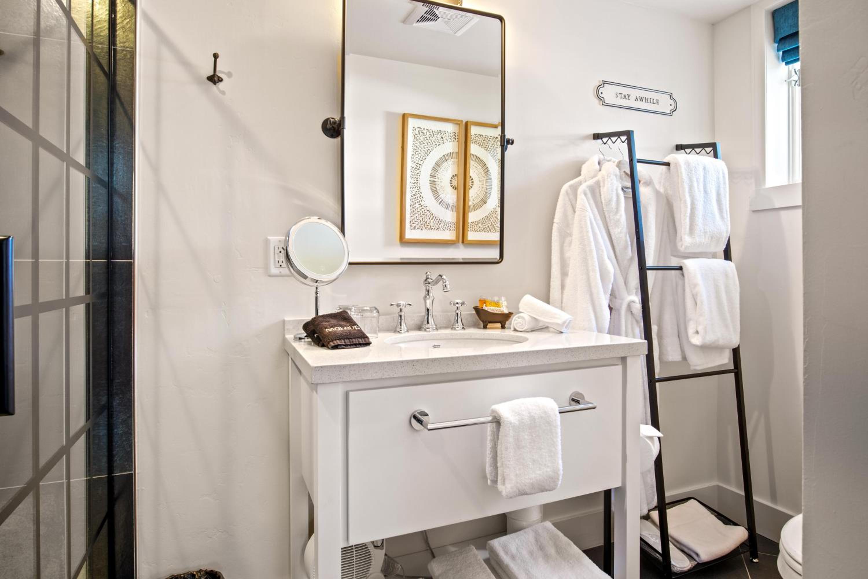Deluxe King Suite - Photo 7