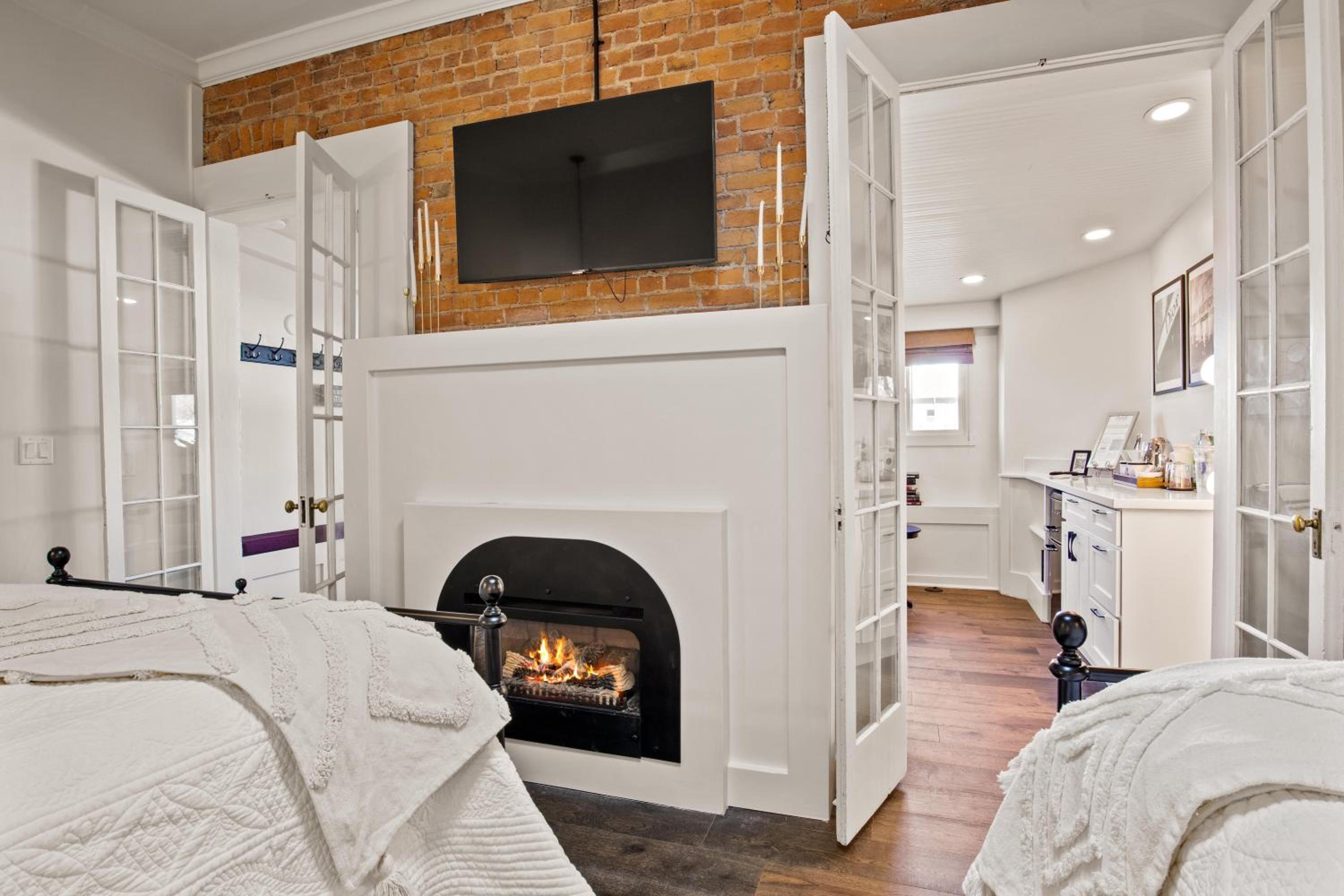 Deluxe Suite - Photo 5