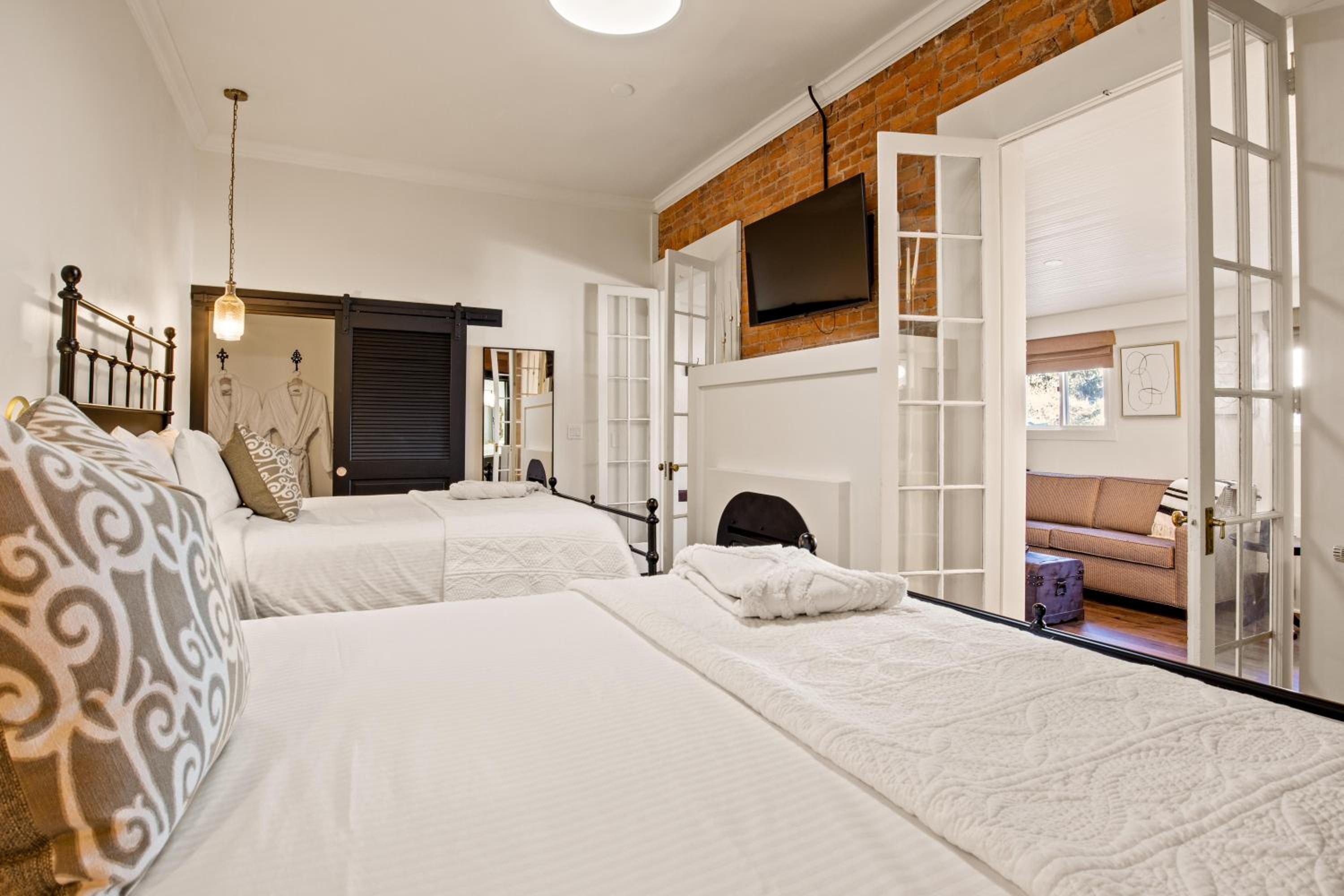 Deluxe Suite - Photo 1