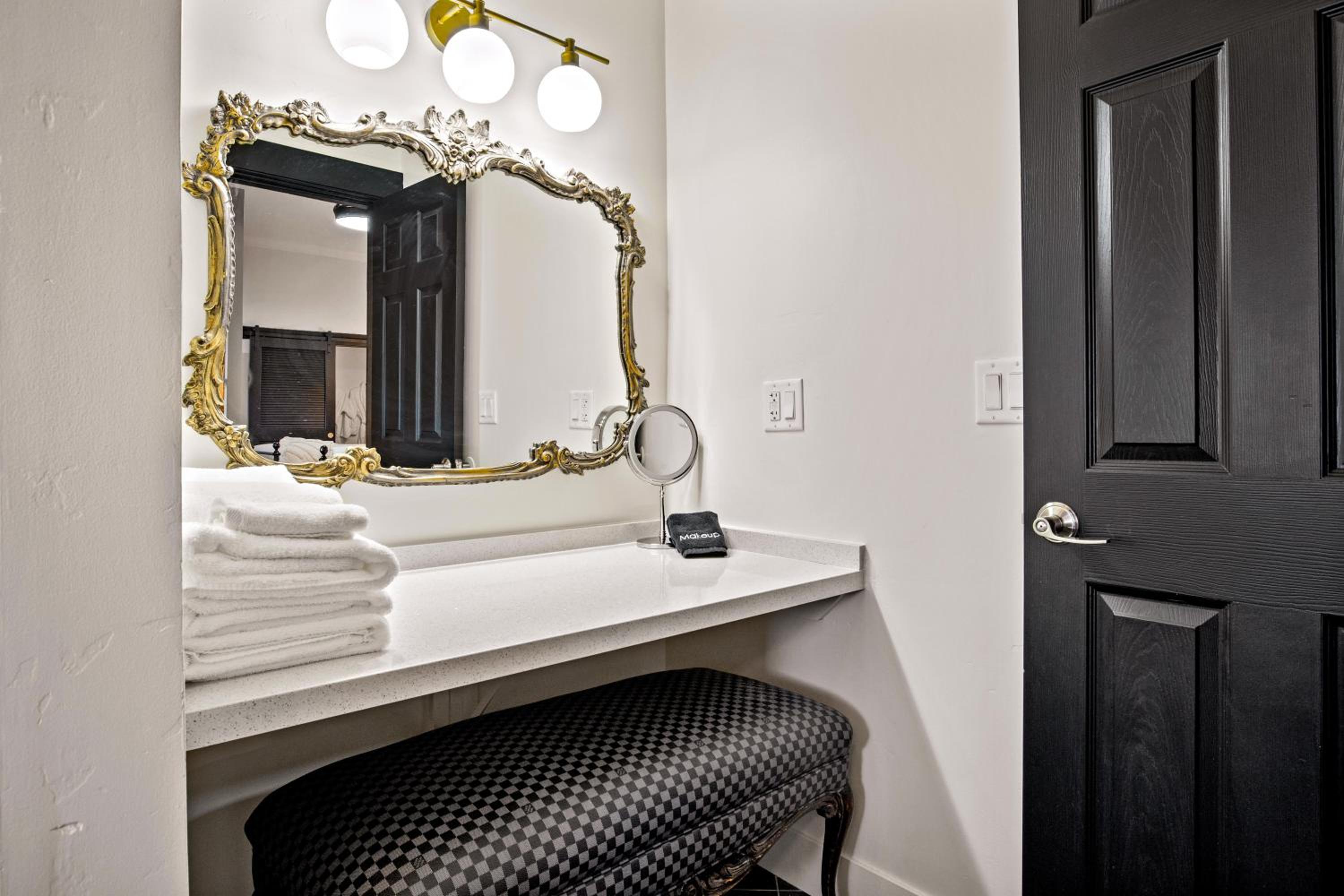 Deluxe Suite - Photo 9