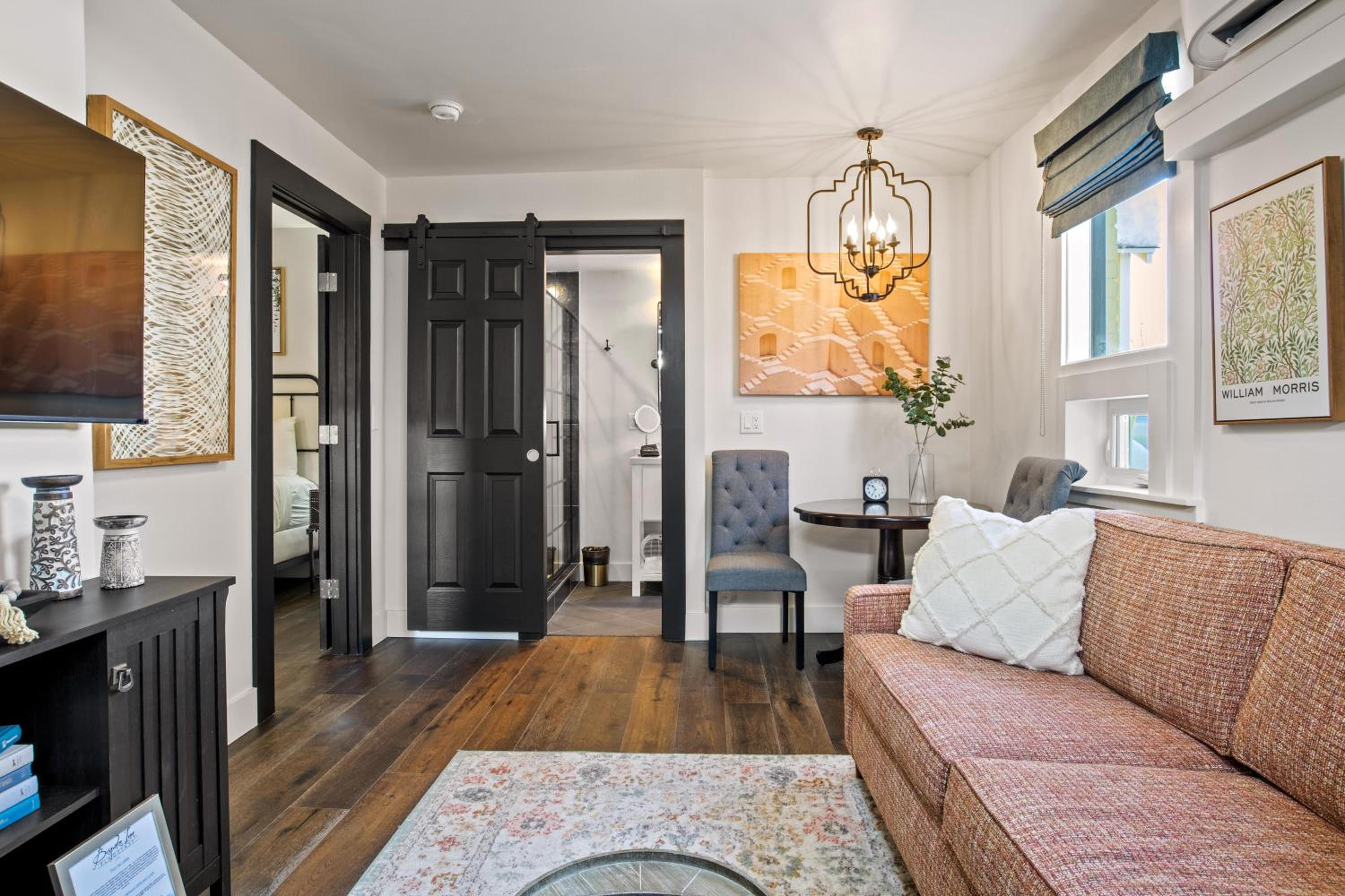 Deluxe King Suite - Photo 12