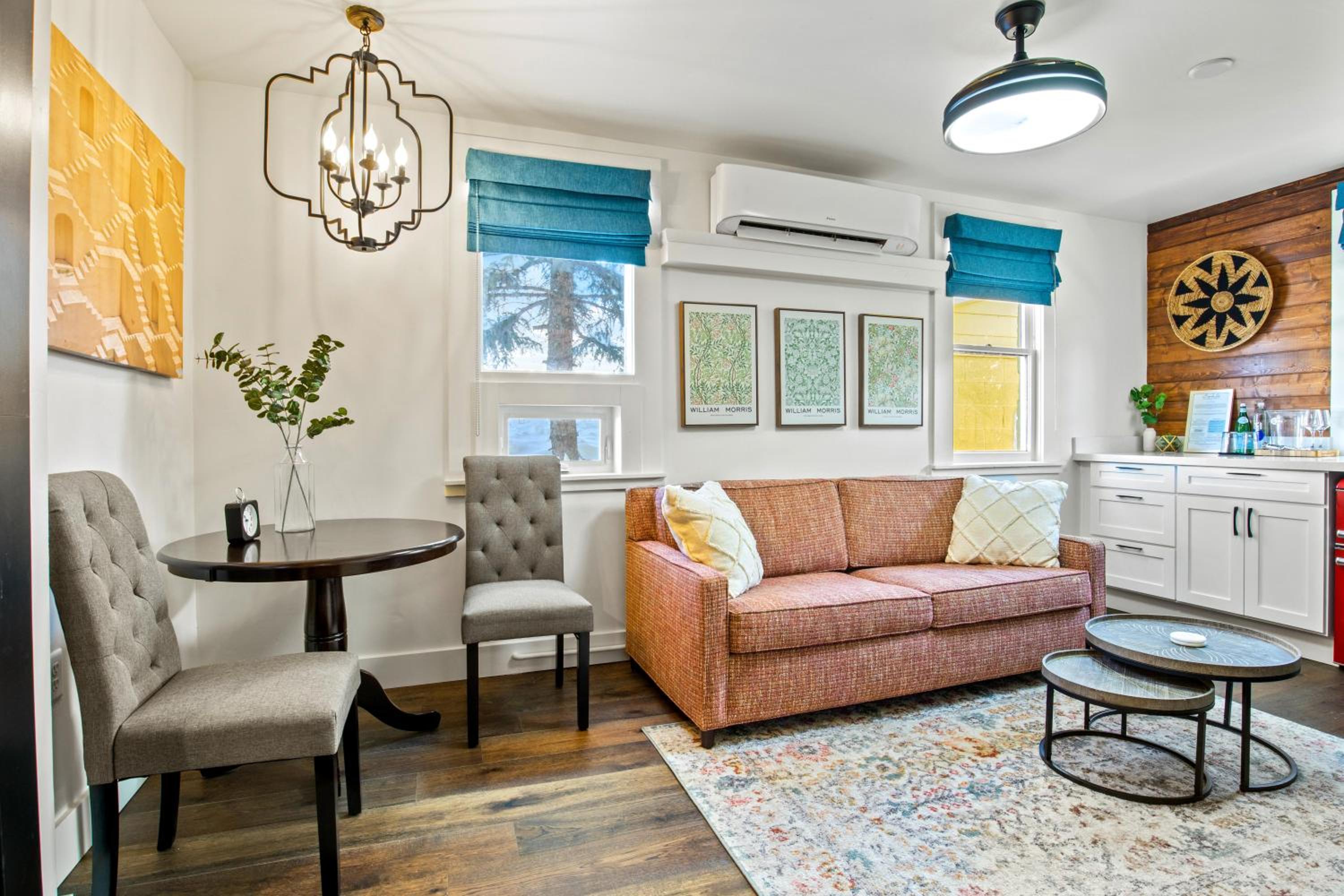 Deluxe King Suite - Photo 8