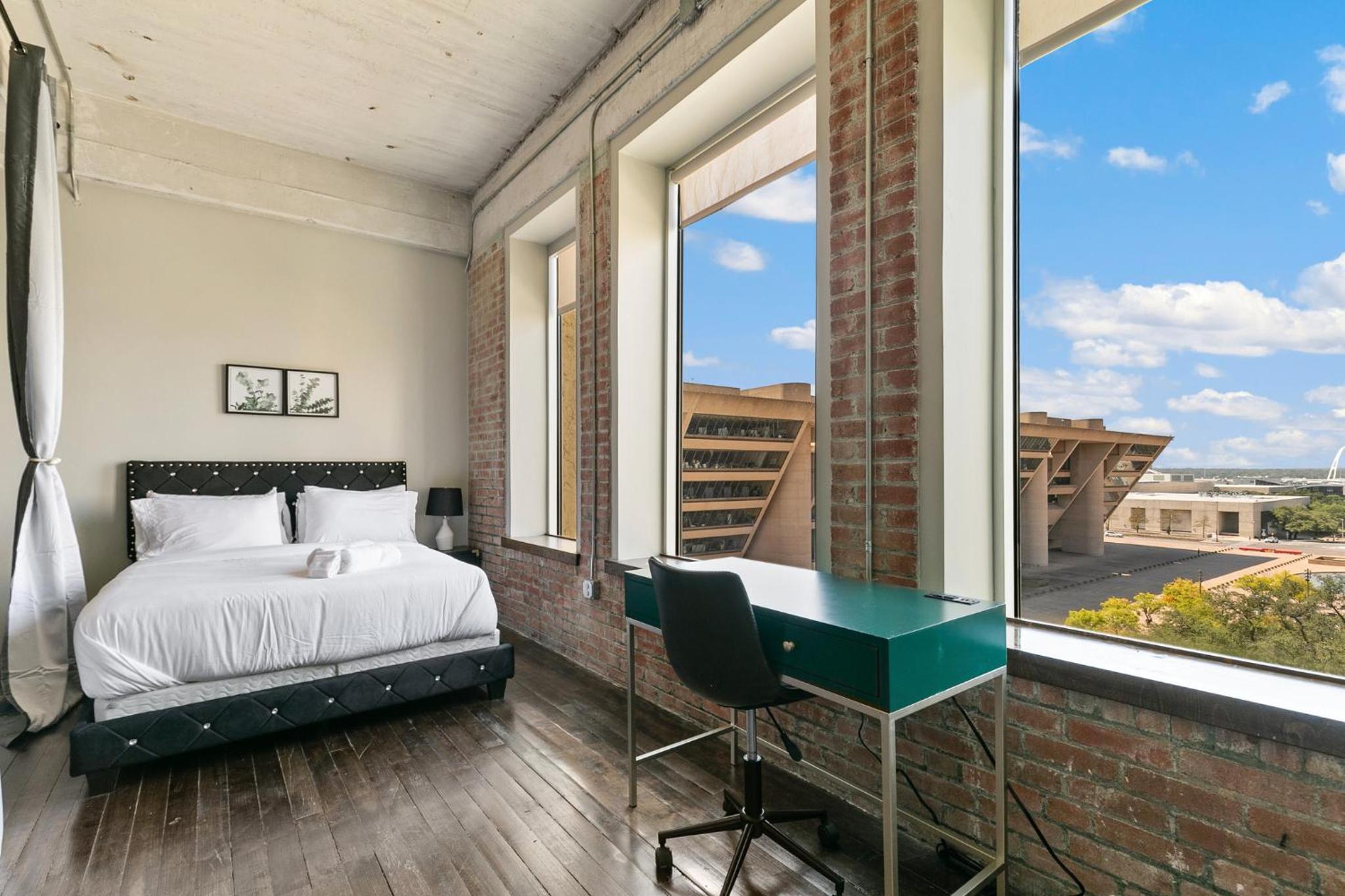 Elegant 3BR Loft | Pool+Views+Valet