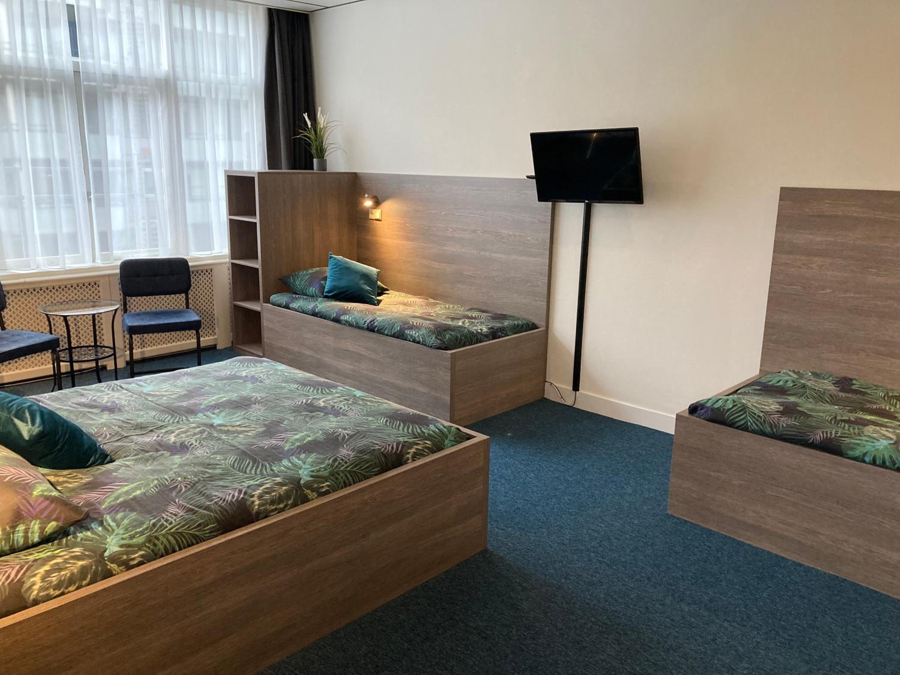 Economy Quadruple Room - Photo 6