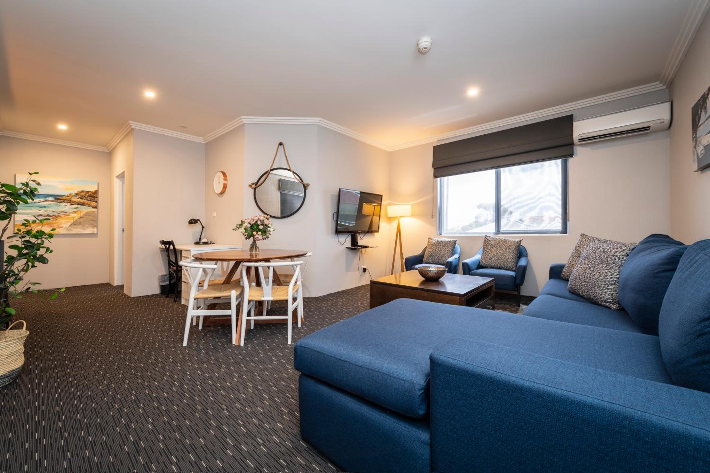 Two-Bedroom Apartment with Pool View photo 2