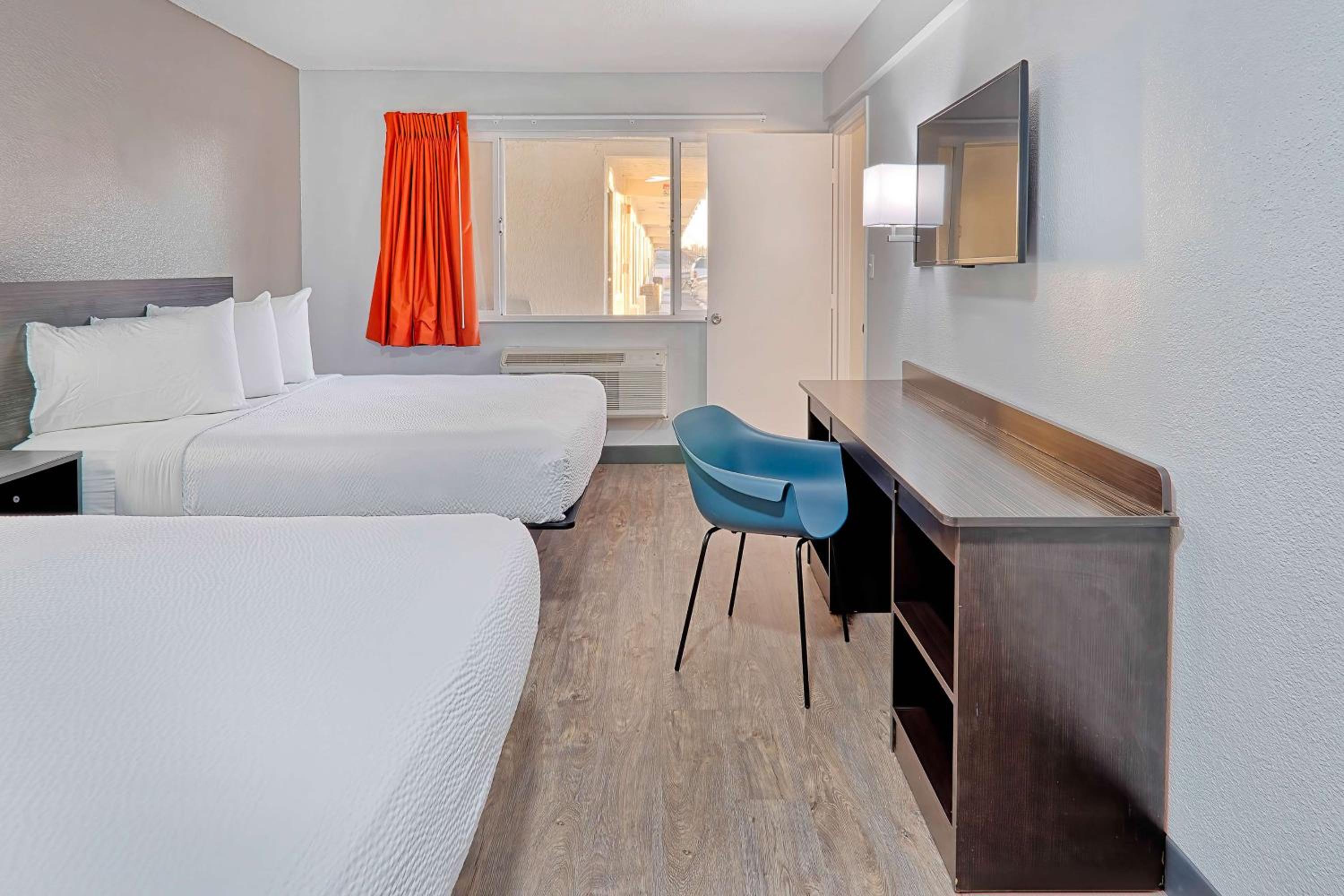 Queen Room with Two Queen Beds photo 2