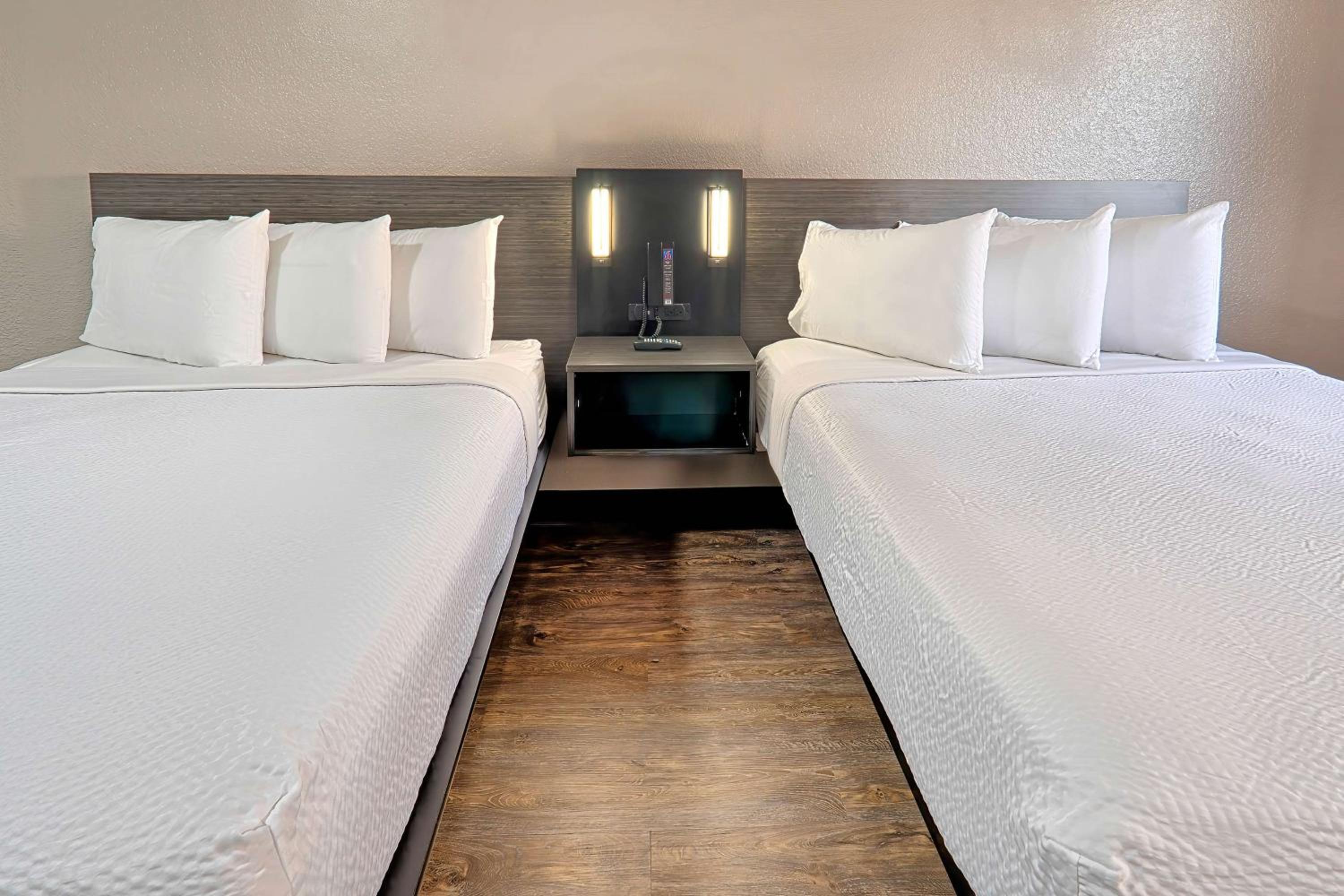 Queen Room with Two Queen Beds photo 1