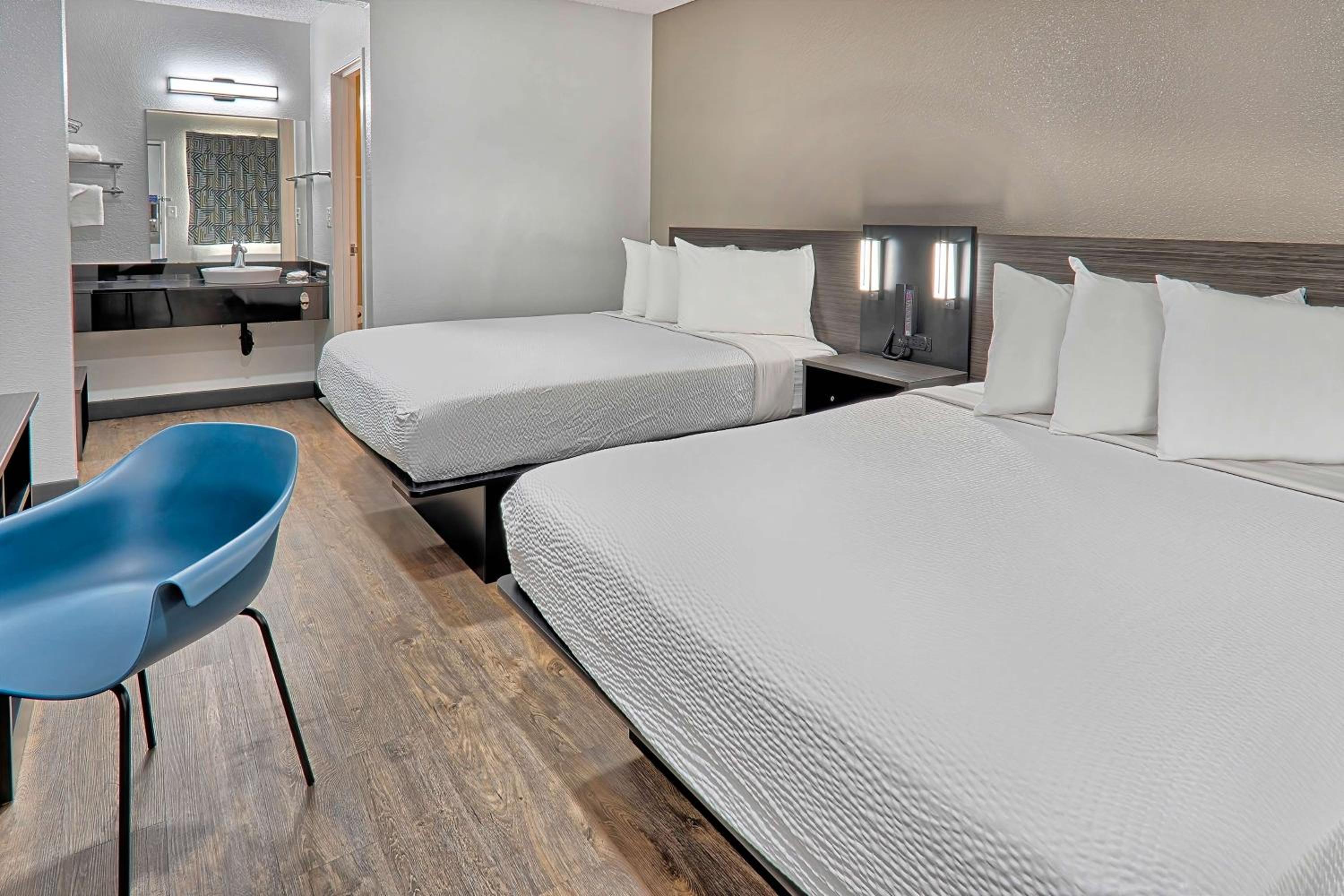 Queen Room with Two Queen Beds photo 2