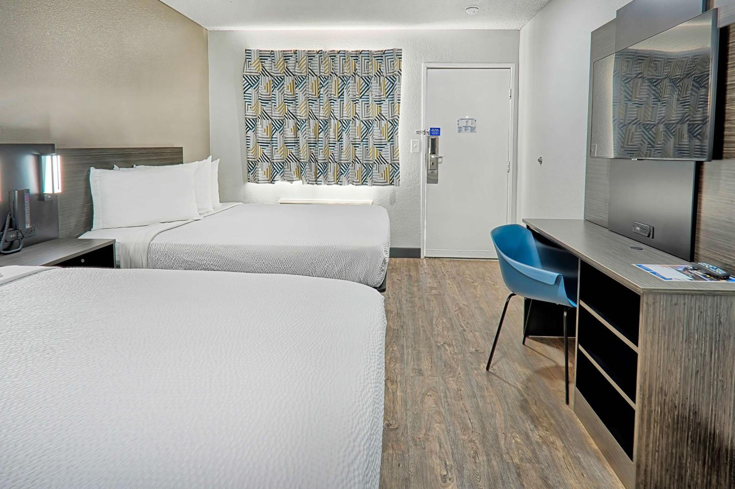 Queen Room with Two Queen Beds photo 3
