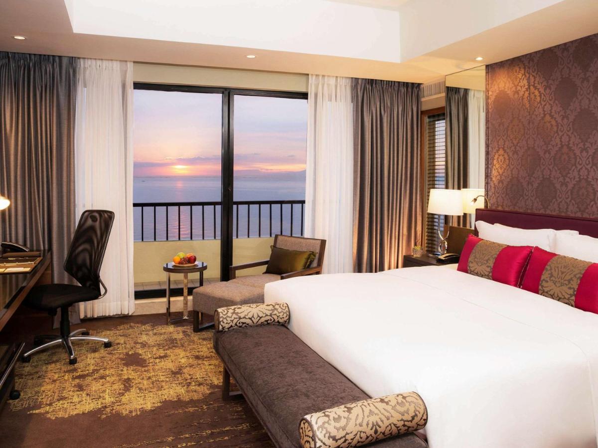 Sofitel King Suite with City View or Bay View photo 2