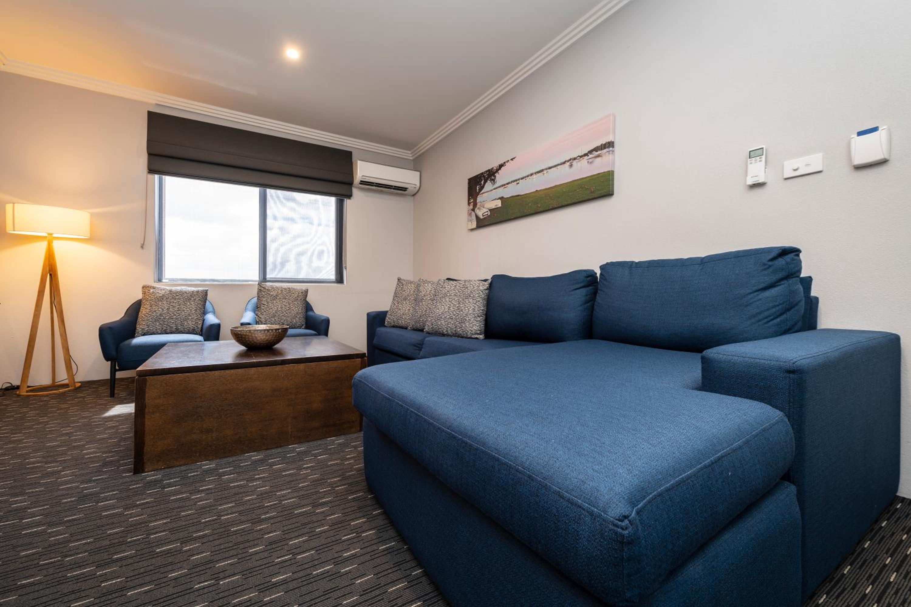 Two-Bedroom Apartment with Pool View photo 3