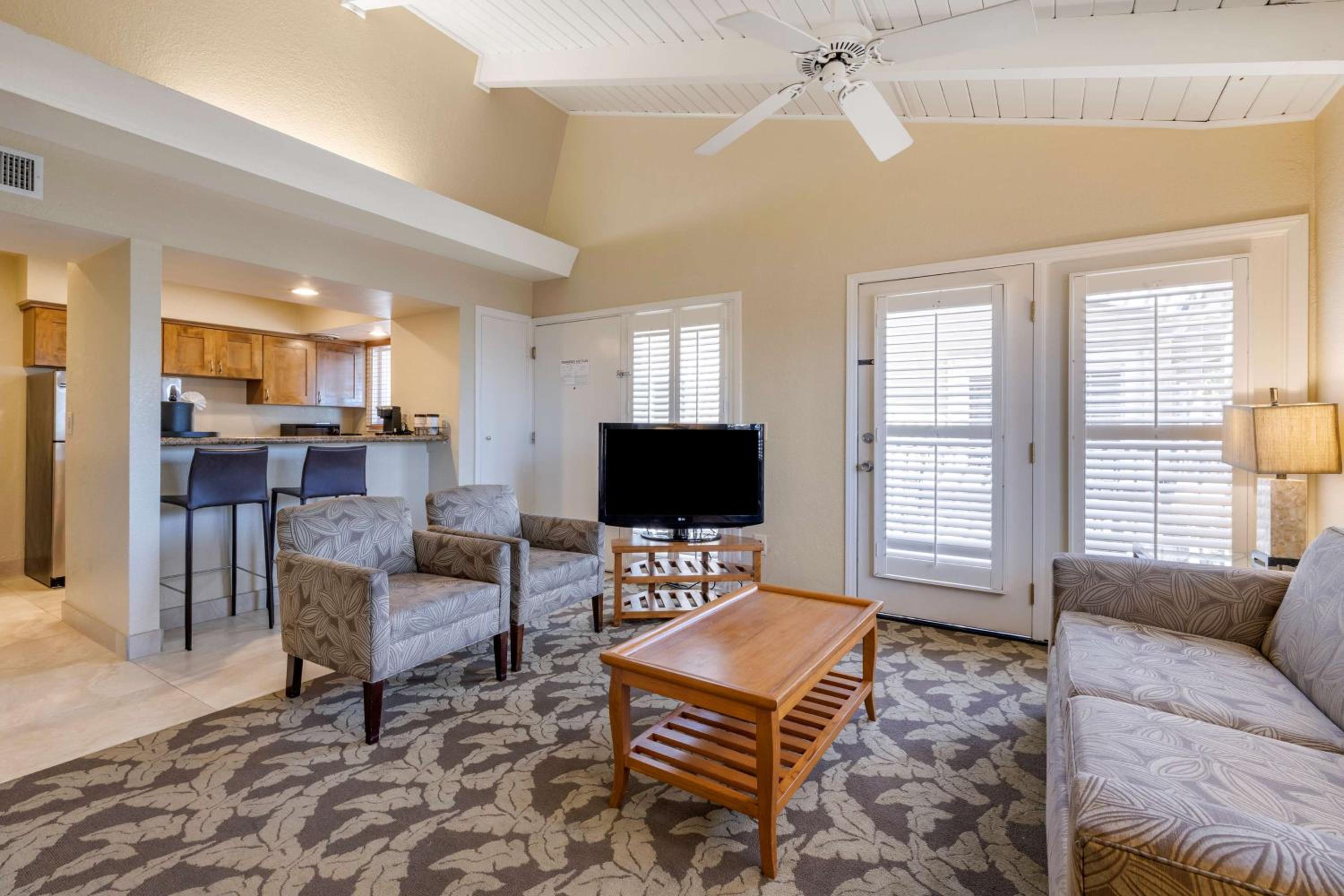 Deluxe Queen Suite with Two Queen Beds with Marina View - Photo 6