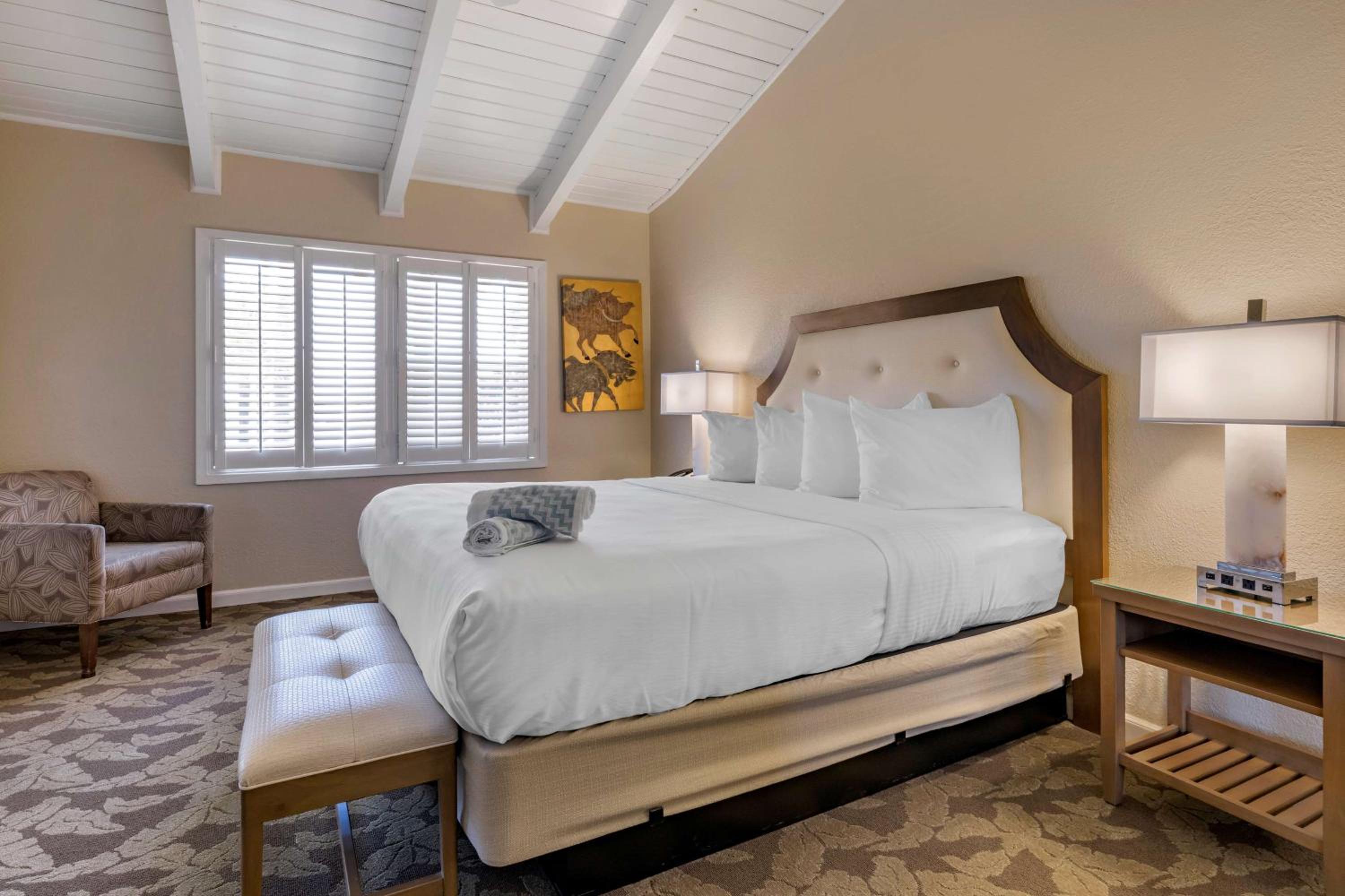 Deluxe King Suite with Marina View - Photo 2