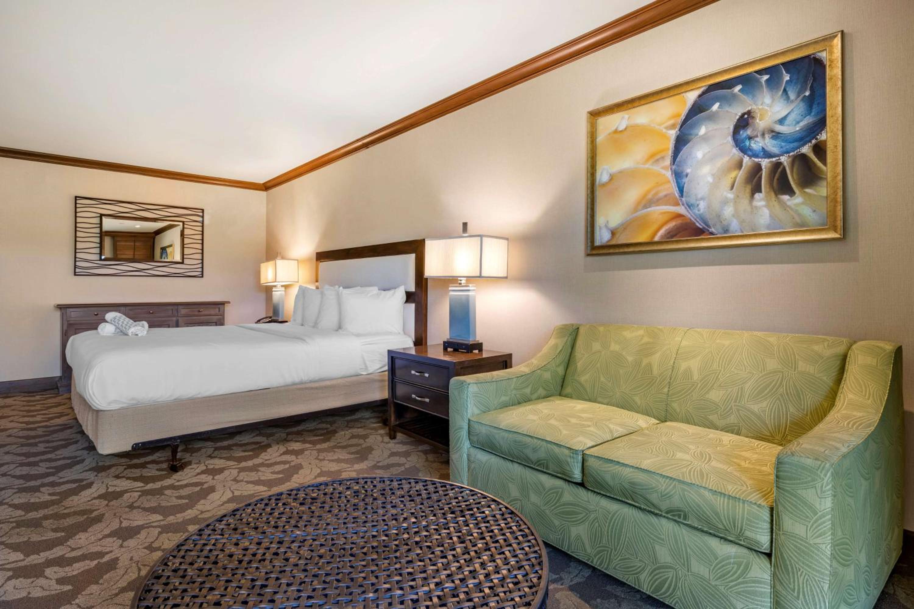 Superior King Room thumbnail 5