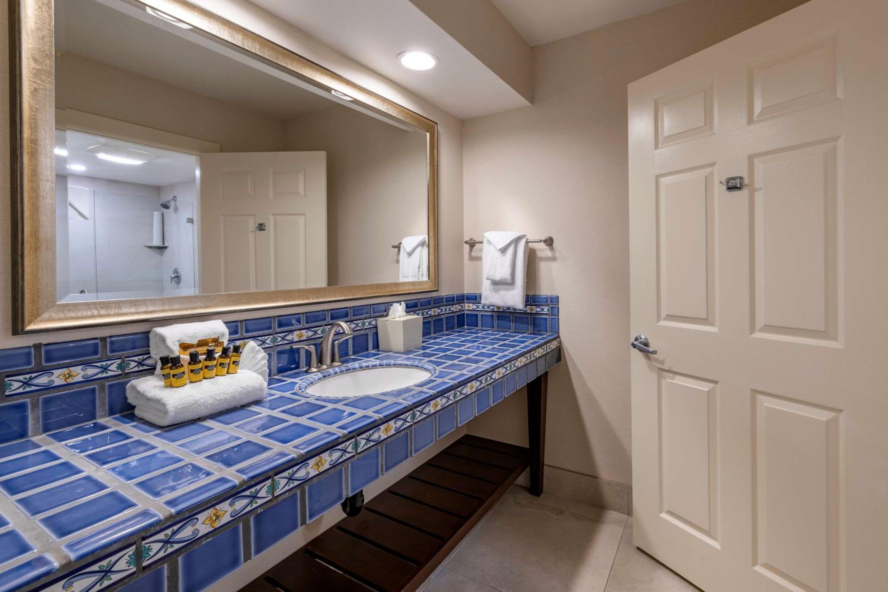 Studio Suite with Two Queen Beds and Water View - Non-Smoking - Photo 5