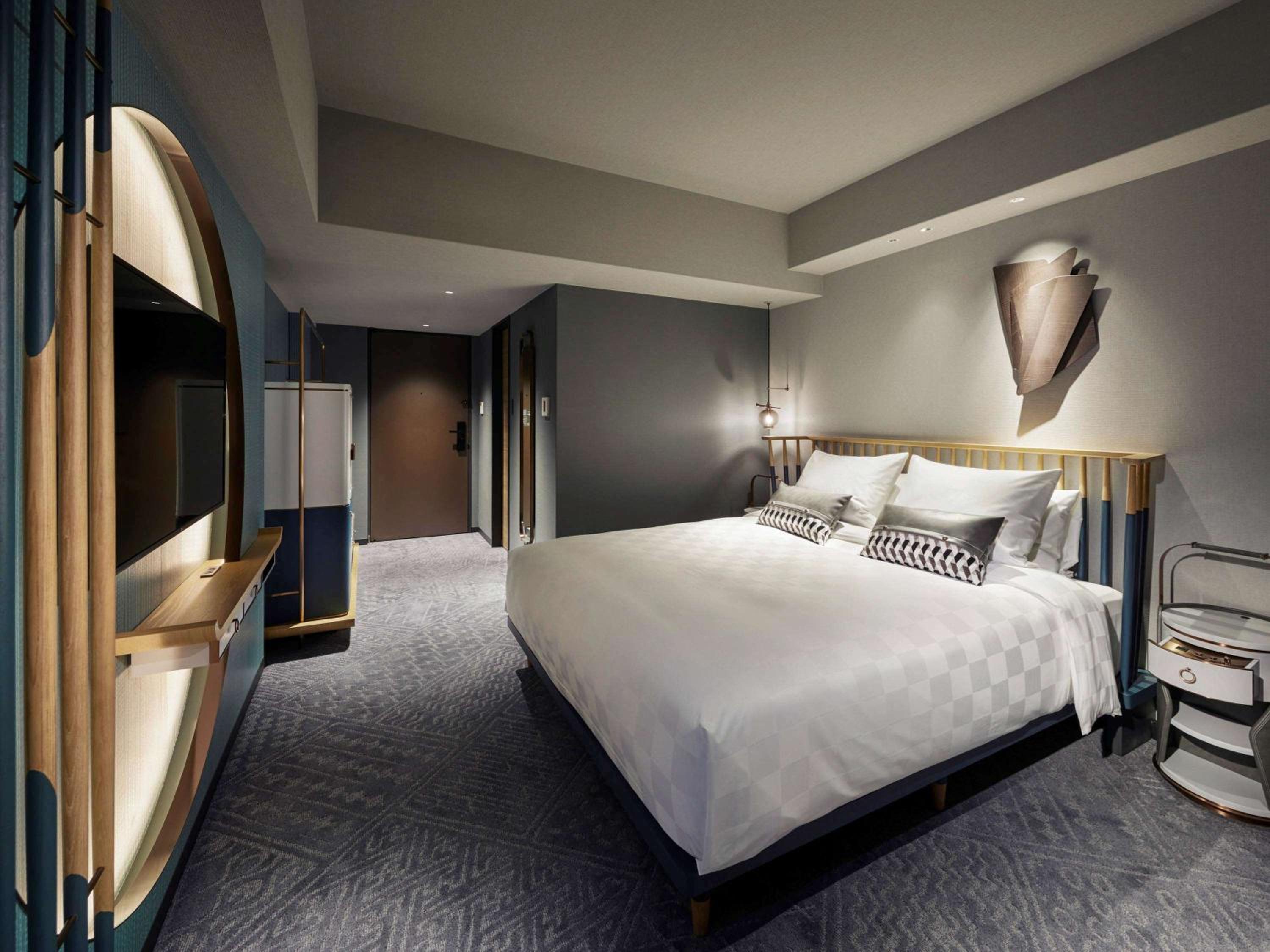 Superior King Room with Shower Booth - Photo 6