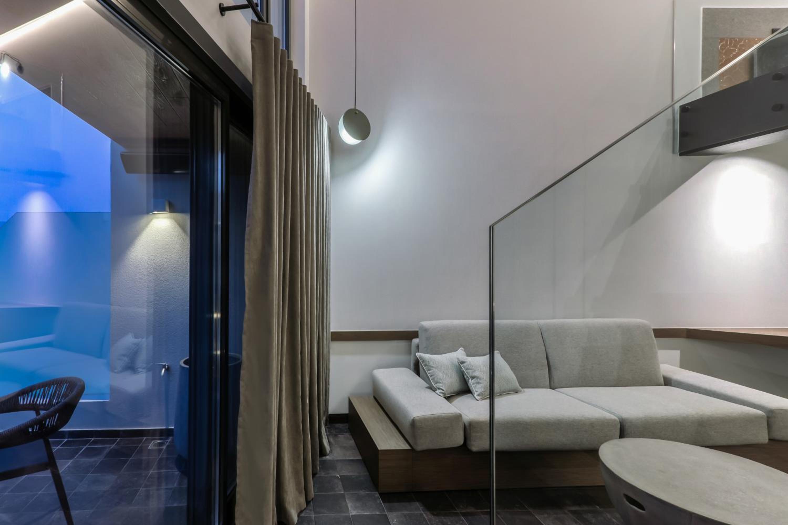 Queen Suite with Sea View - Photo 33
