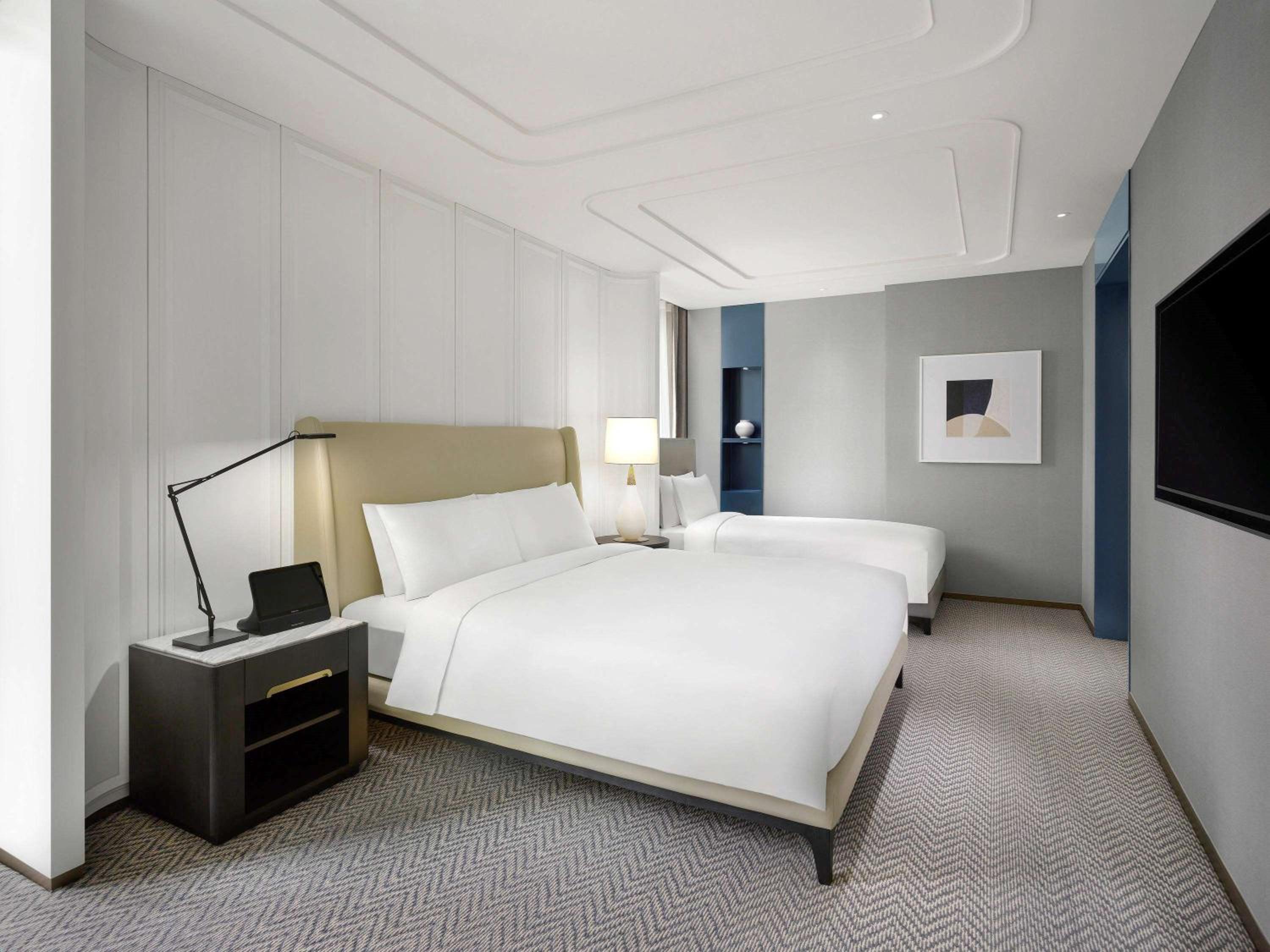 Luxury Family King Room with Single Bed - Photo 8