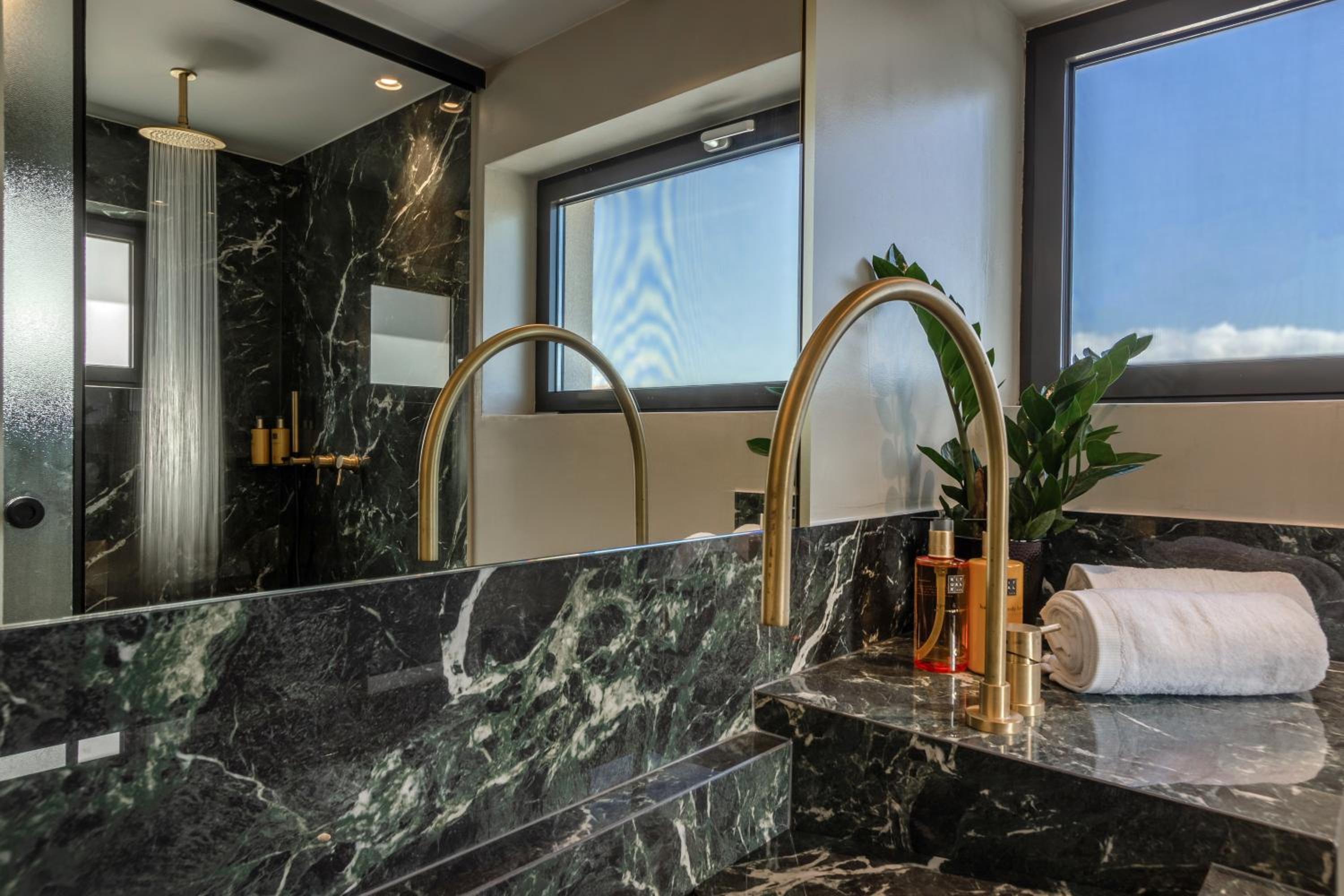 Superior Suite with Sea View - Photo 26