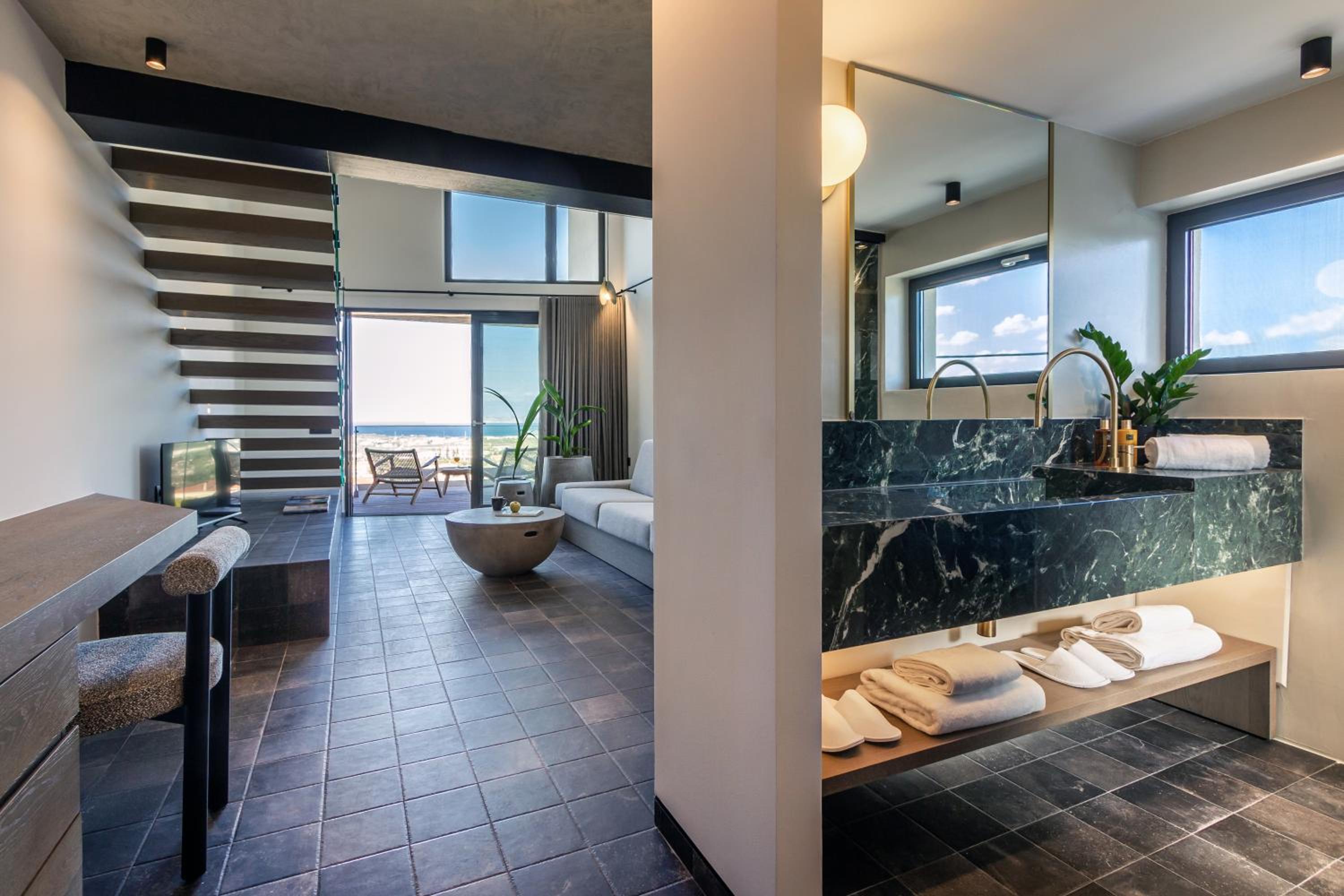 Superior Suite with Sea View - Photo 27
