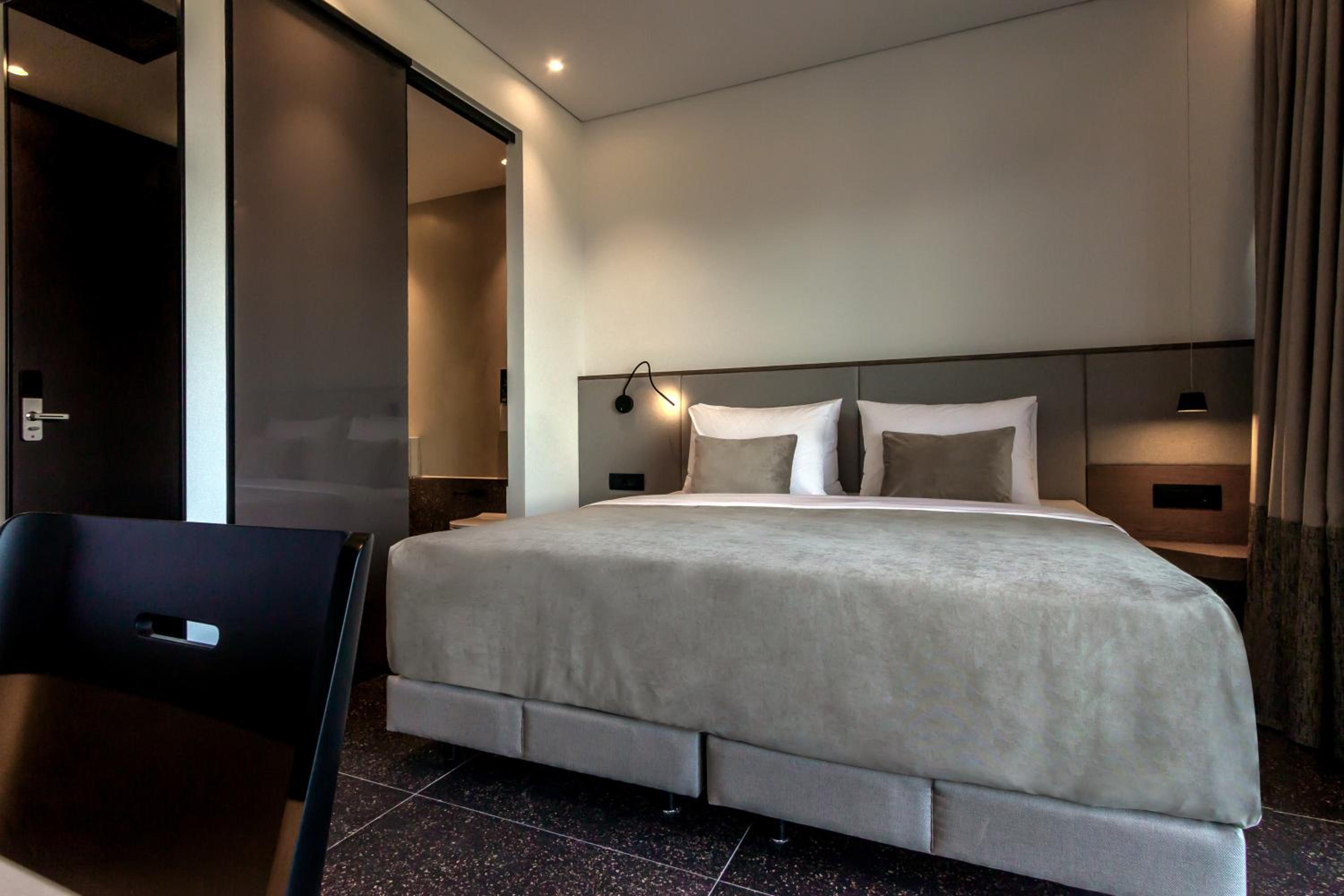 Superior King Room - Photo 5