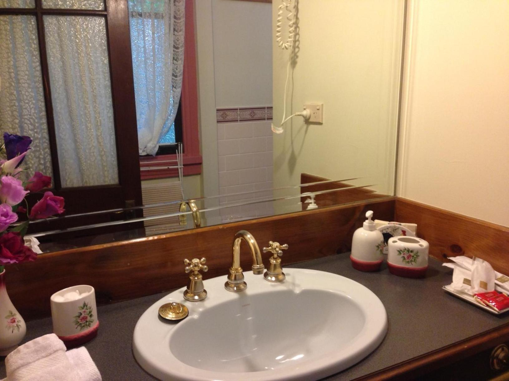 Queen Suite with Spa Bath - Maid's photo 2