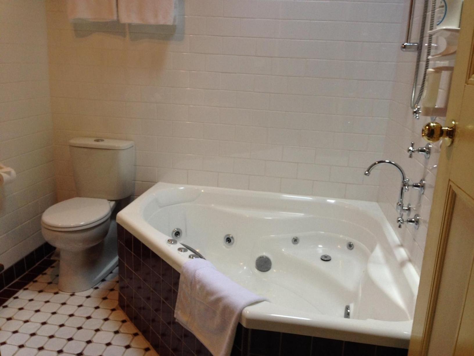 Queen Suite with Spa Bath - Loft photo 2