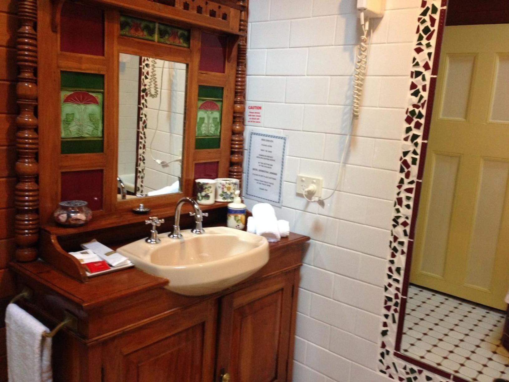 Queen Suite with Spa Bath - Loft photo 3
