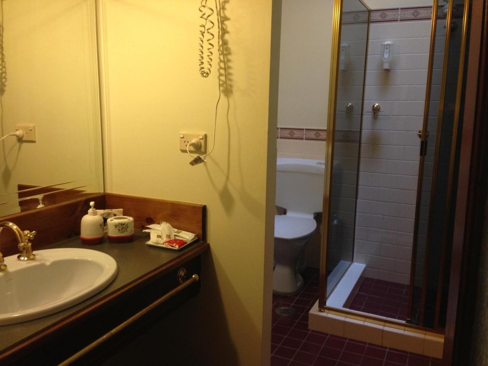 Queen Suite with Spa Bath - Maid's photo 3