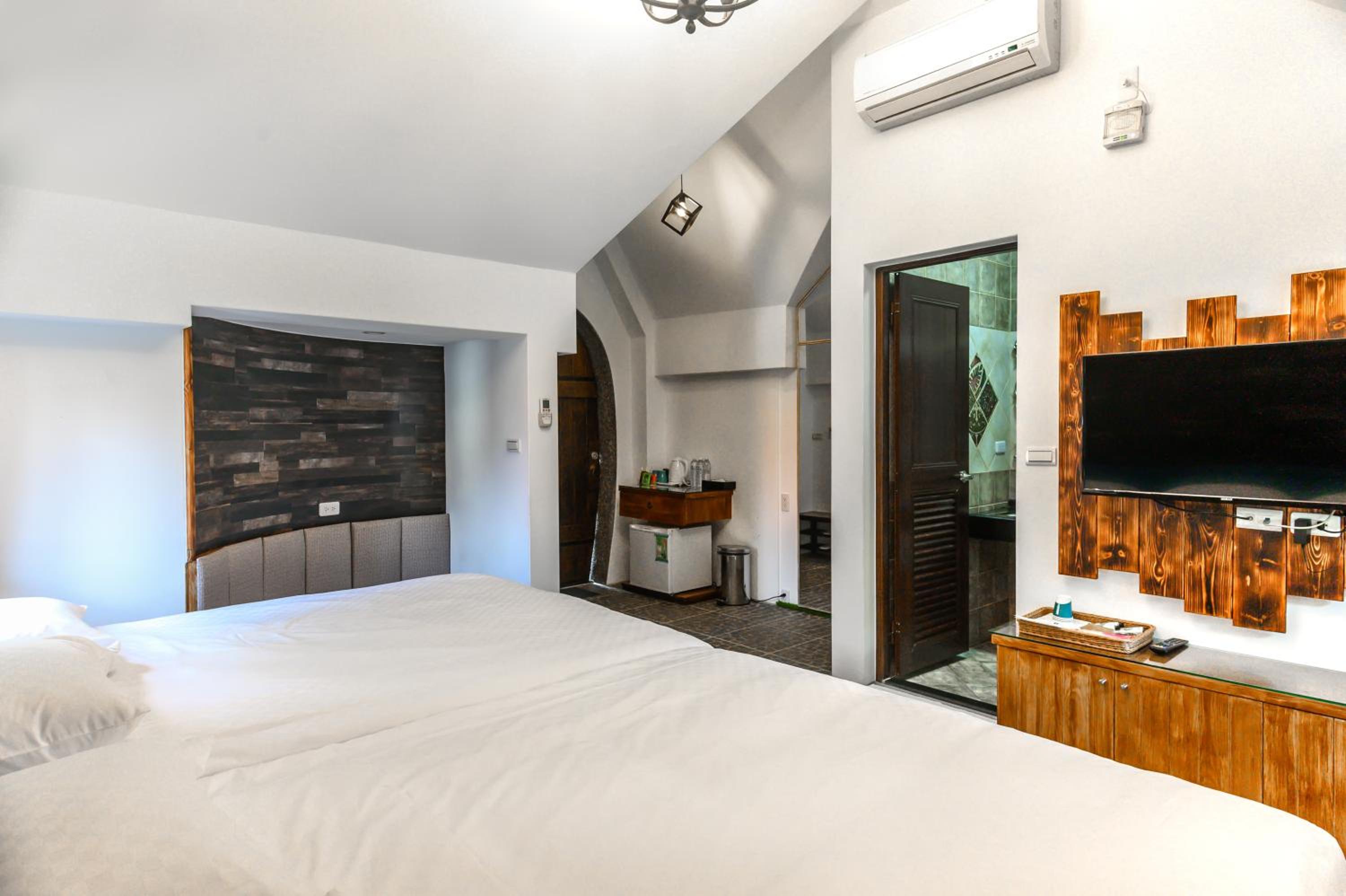 Quadruple Room with Shower - Photo 7