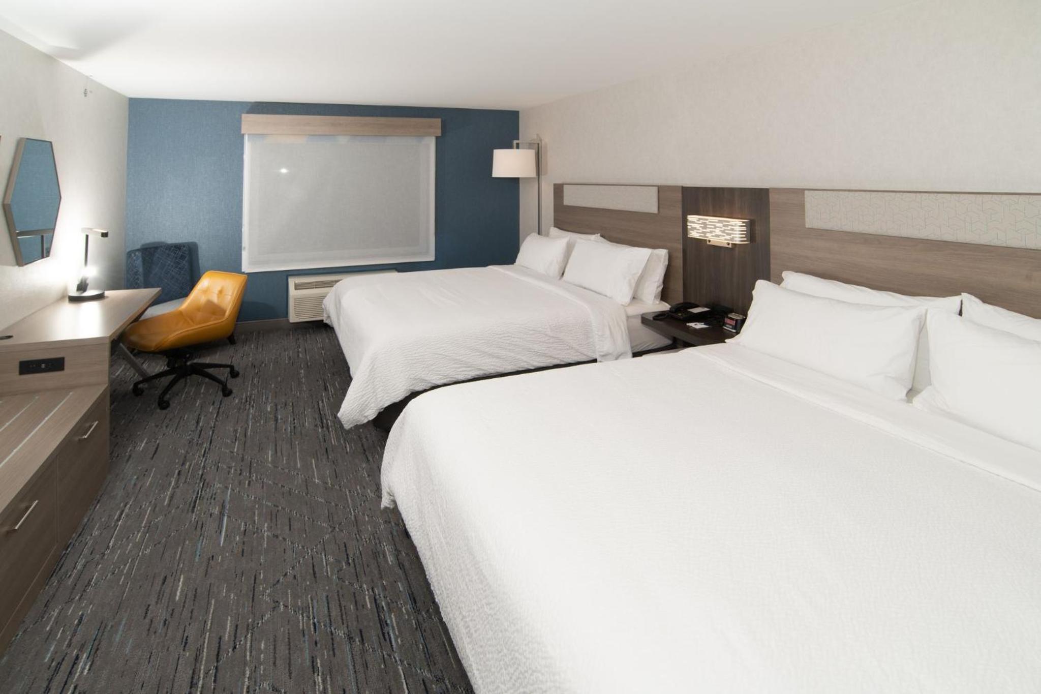 Standard King Room with Two King Beds - Photo 4