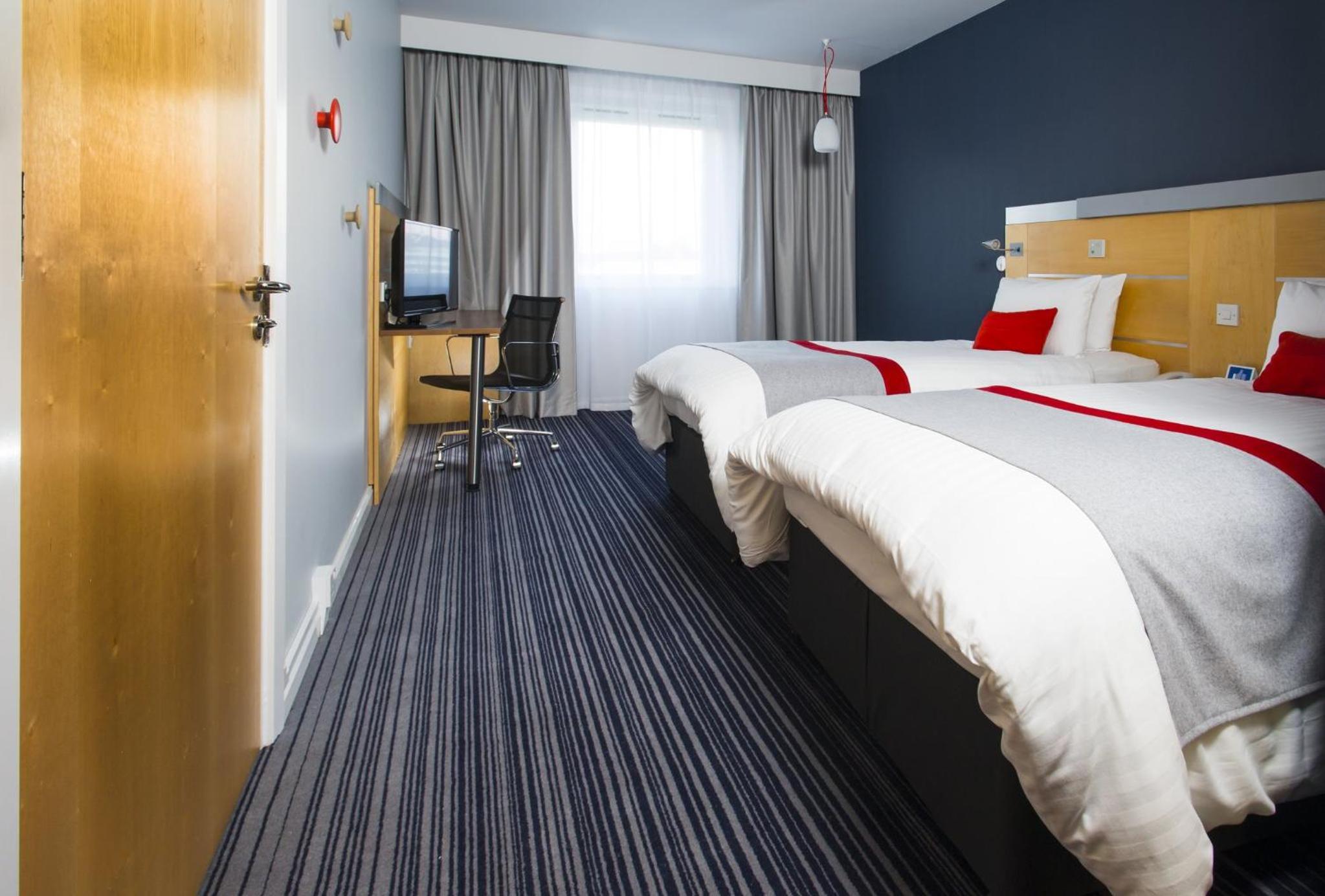 Standard Twin Room with Free Hot Breakfast - Photo 5