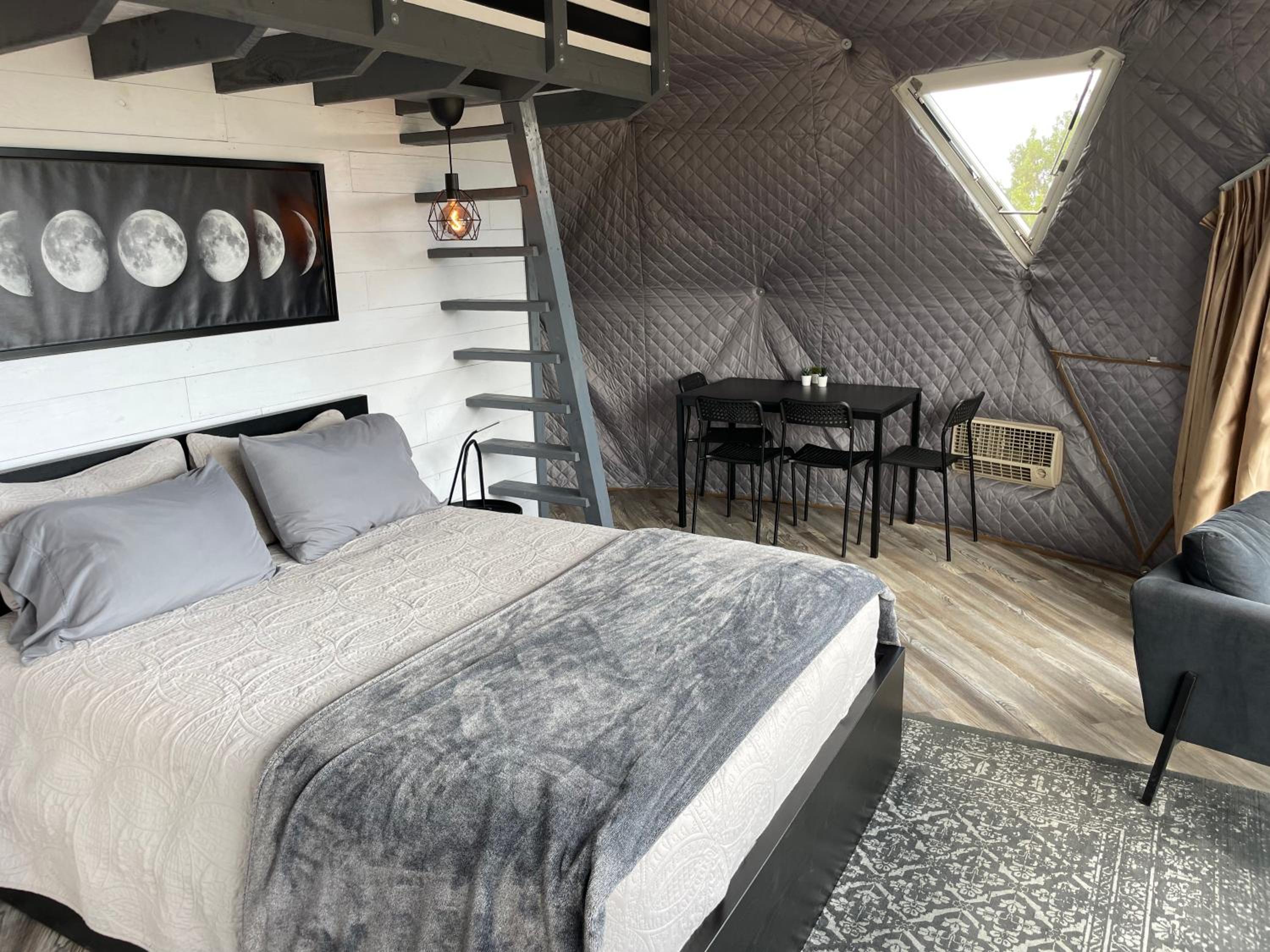 Deluxe Queen Suite