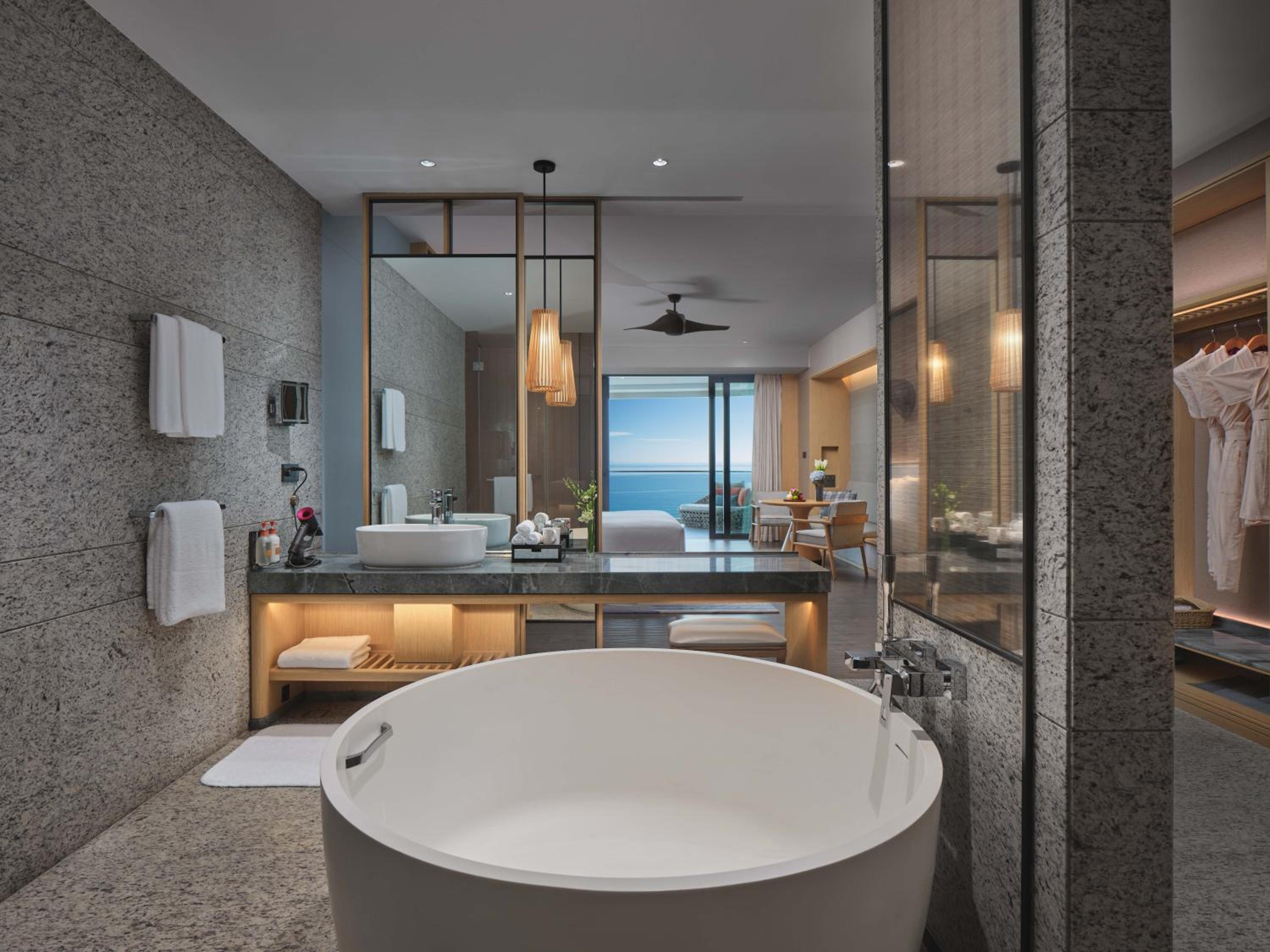 Oceanfront Standard King Room - Lounge Access