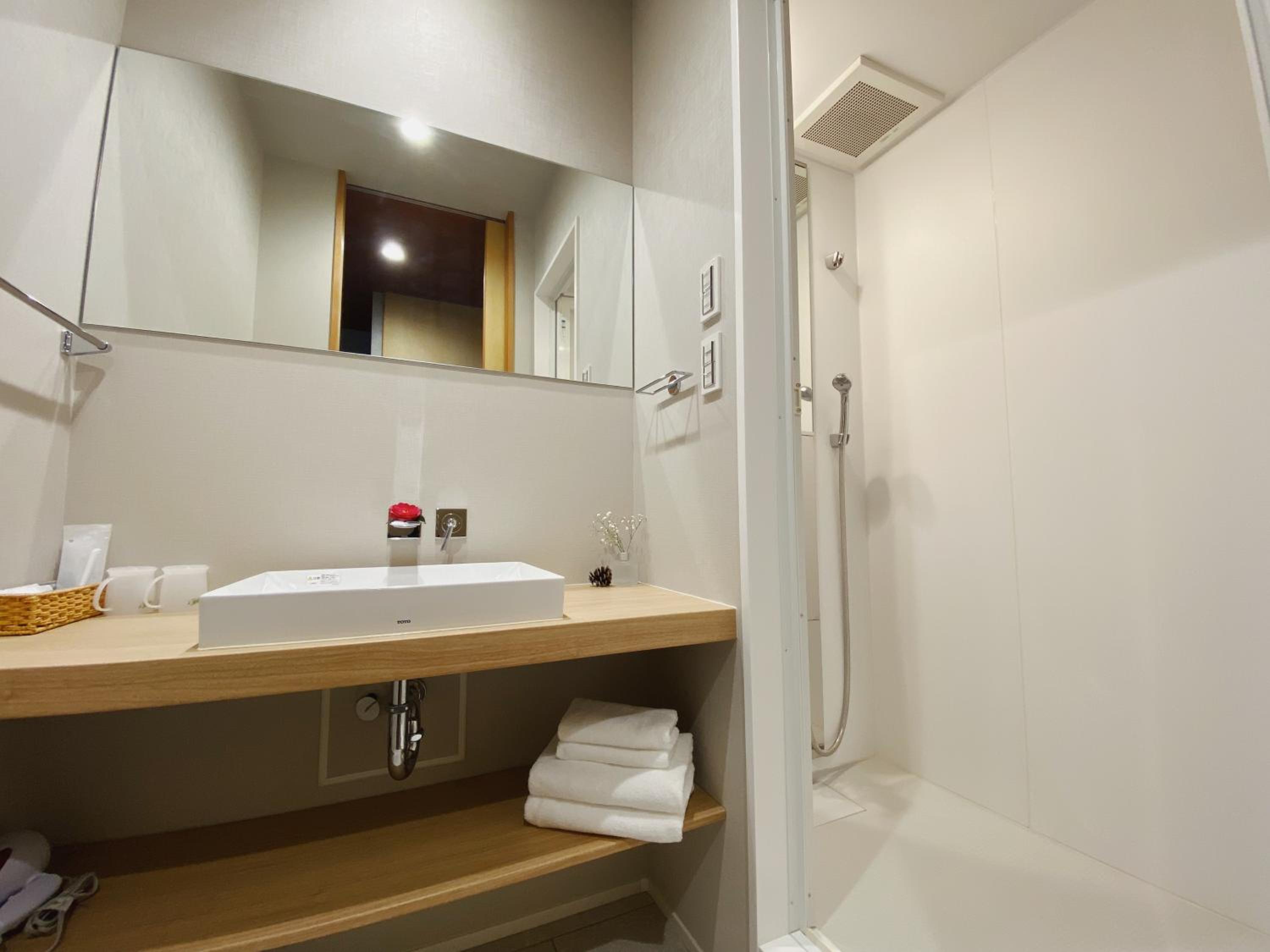 Deluxe Double Room with Bath - Photo 27