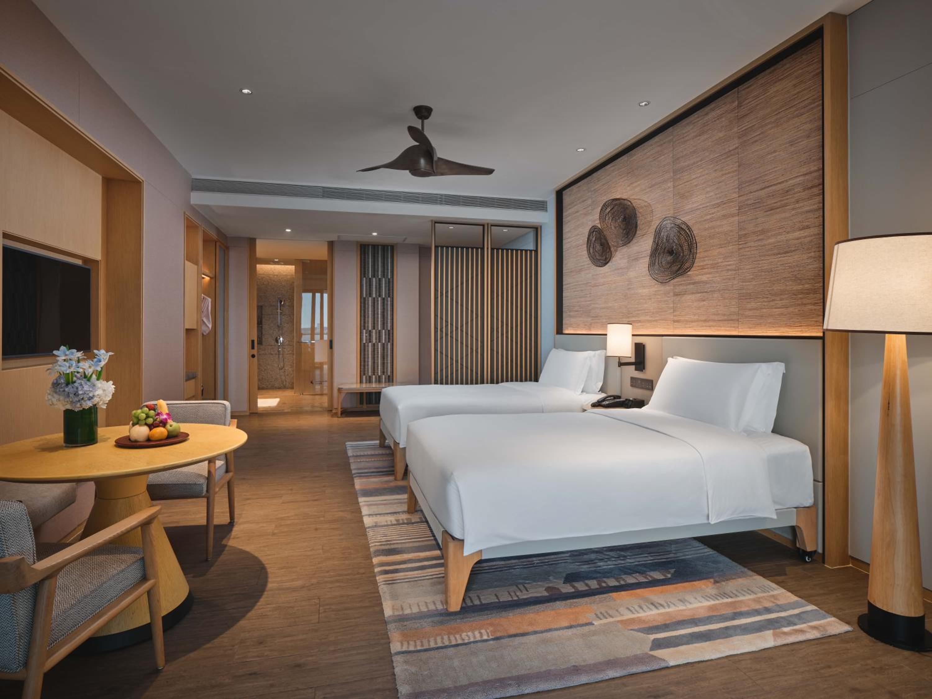 Deluxe Room thumbnail 6
