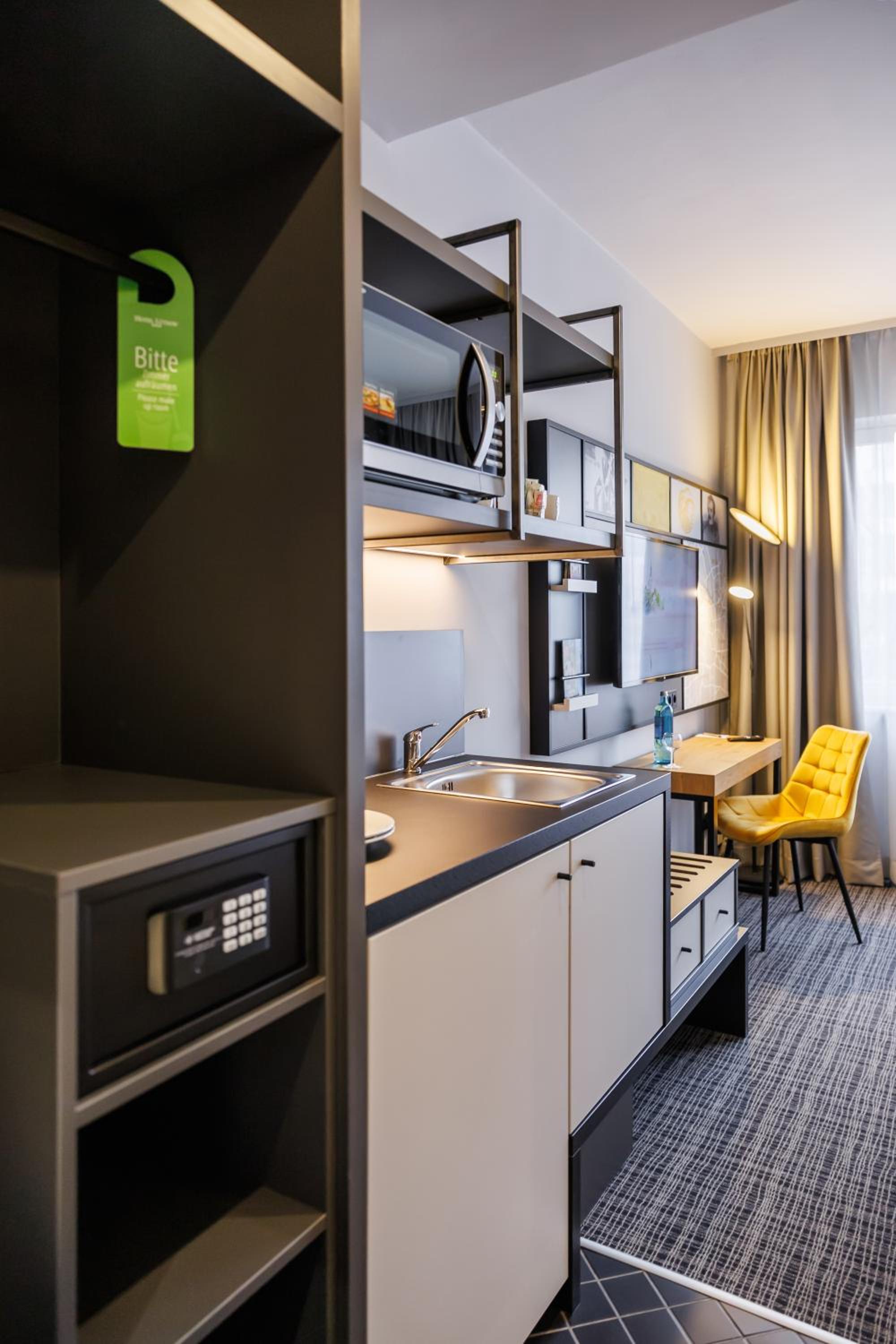 Urban Twin Room with Kitchenette thumbnail 5