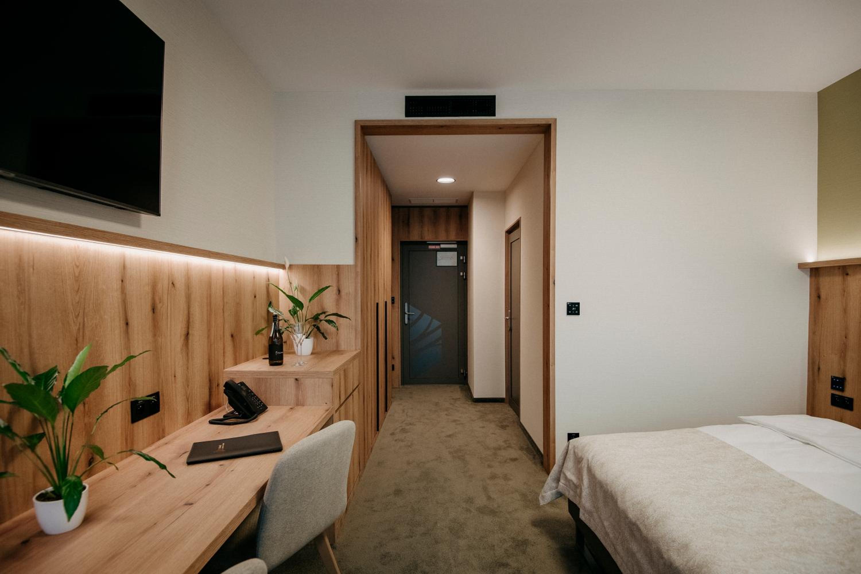 Standard Double or Twin Room - Photo 2